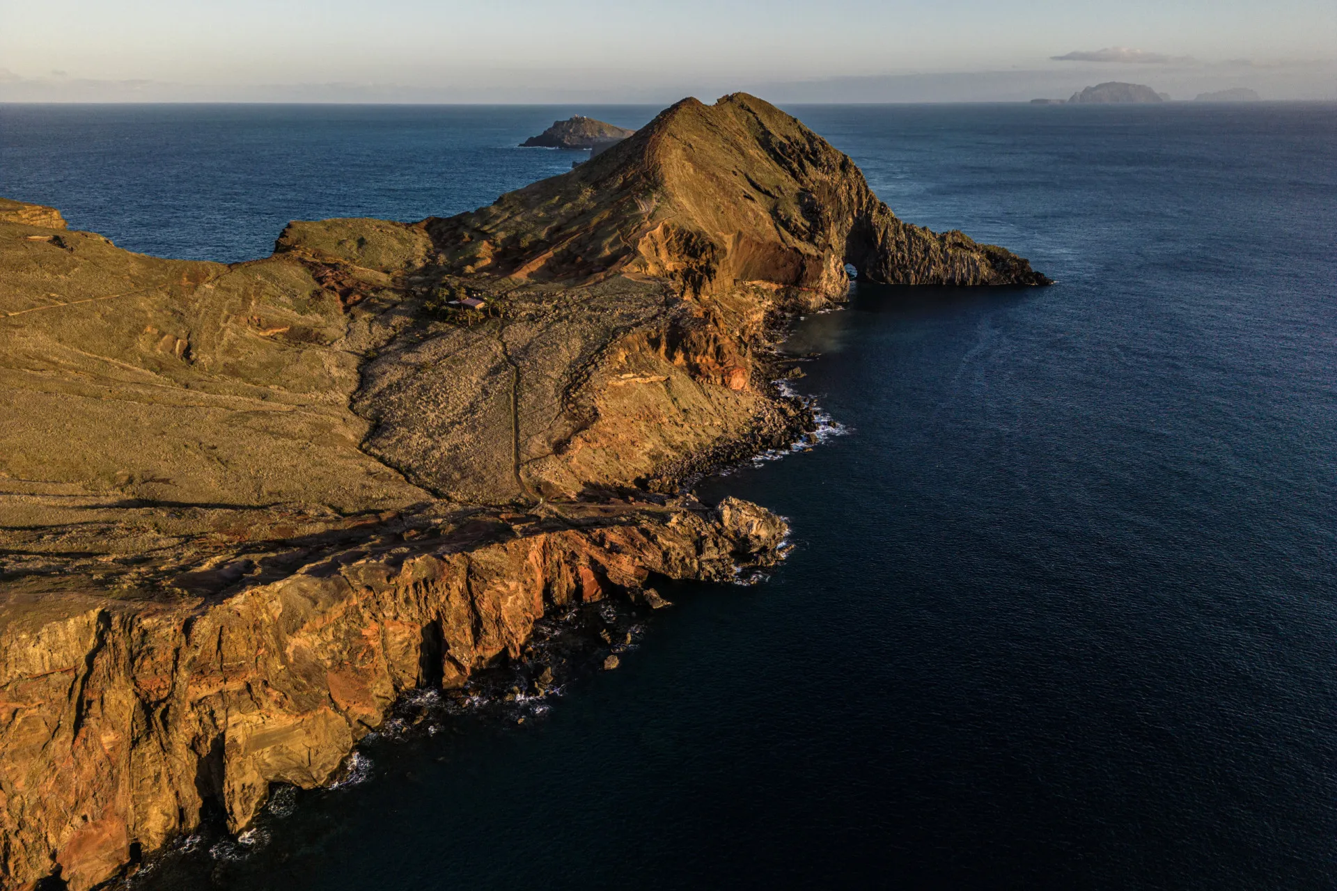 Paisagem verde e montanhosa da Ilha da Madeira, em Portugal.