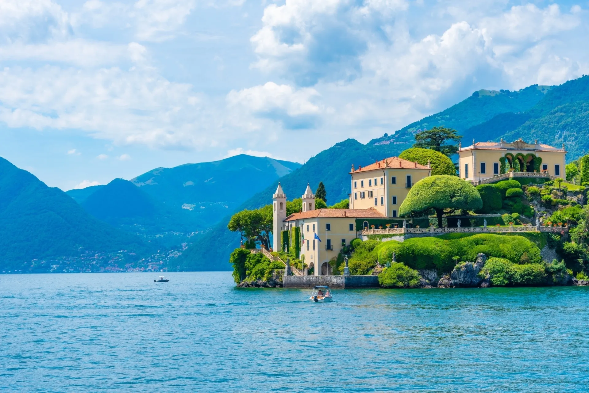 Vista da Villa del Balbianello às margens do Lago Como, na Itália.