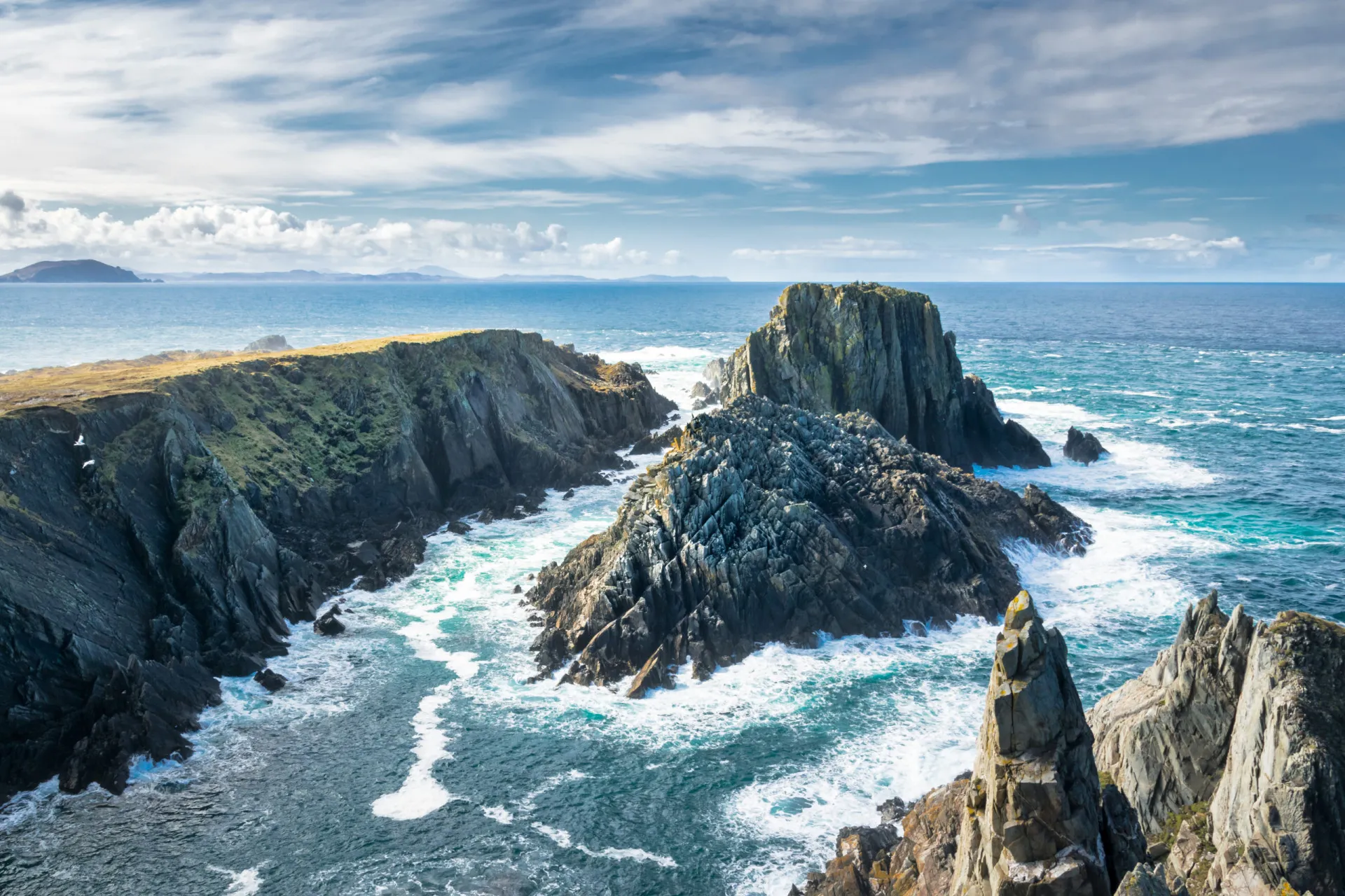 Litoral acidentado e falésias dramáticas em Malin Head, no ponto mais ao norte da Irlanda.