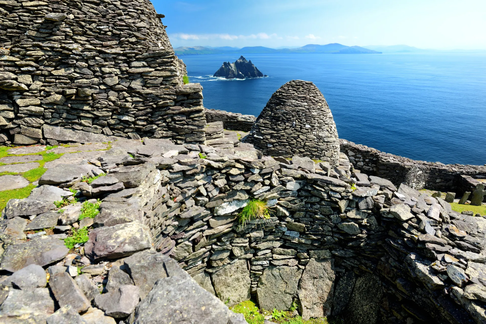Construções de pedra em formato de colmeia na ilha rochosa de Skellig Michael, na Irlanda.