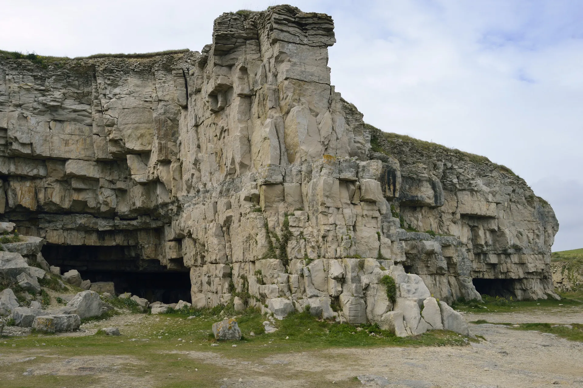 Falésias e cavernas na pedreira abandonada de Winspit Quarry, na Inglaterra.