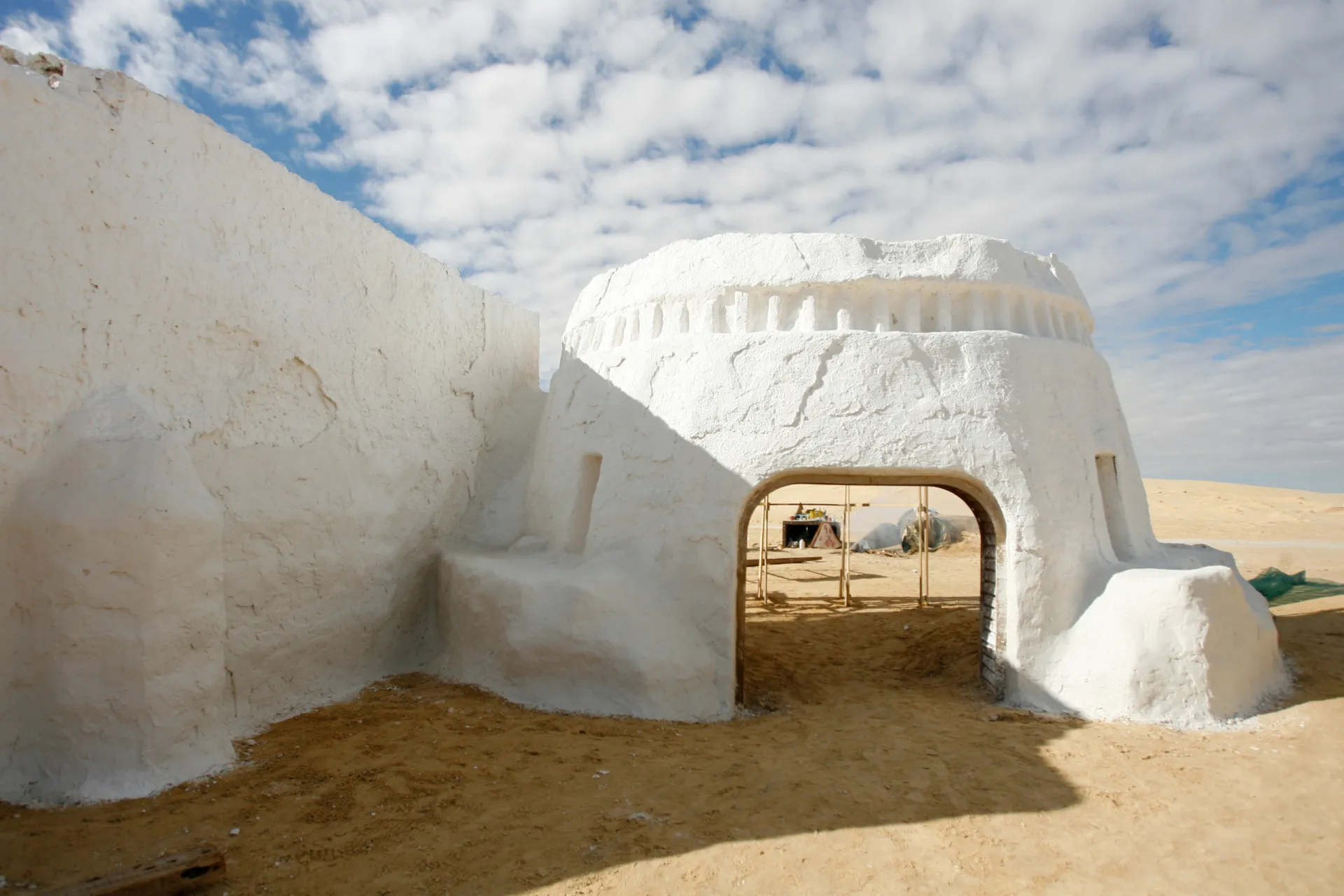 Construção tradicional de arquitetura branca na ilha de Djerba, na Tunísia.