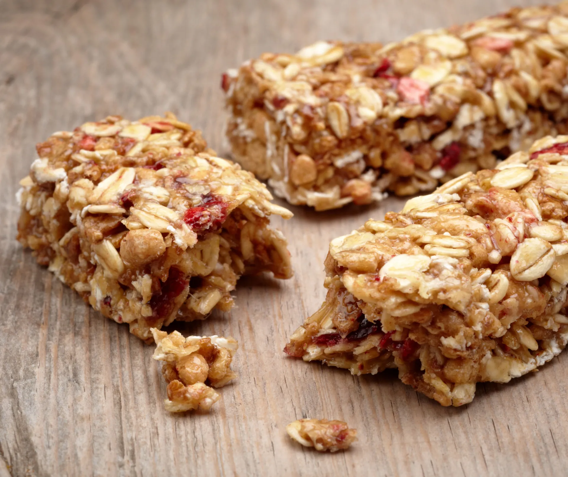 Diversas barrinhas de cereais e granola empilhadas.