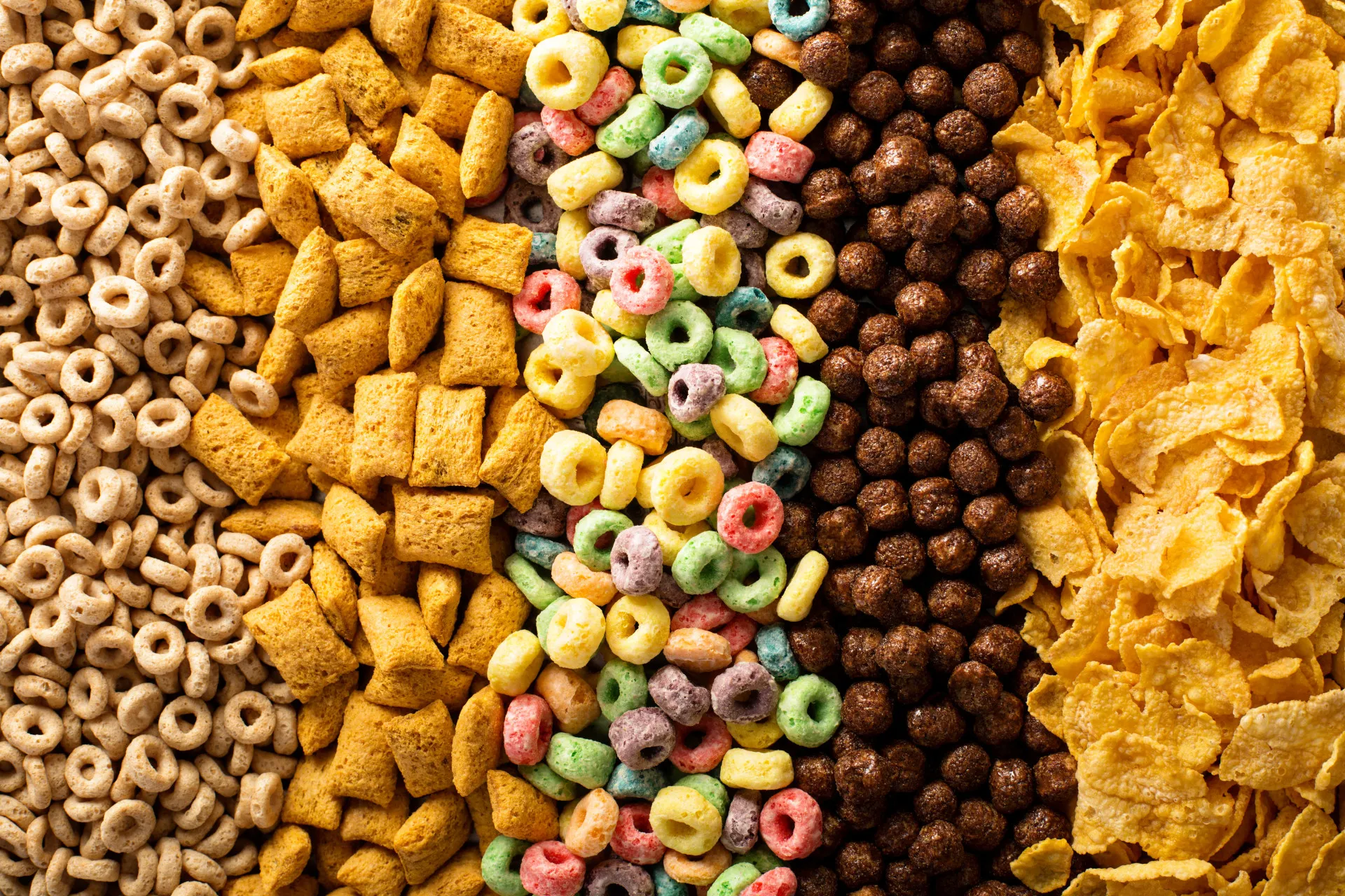 Tigela colorida com cereais matinais açucarados, um café da manhã comum para crianças.