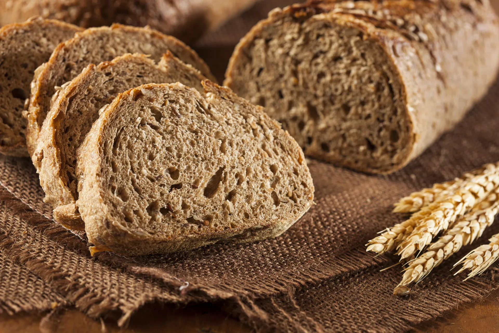 Espigas de trigo em um campo, simbolizando a matéria-prima de muitos alimentos.