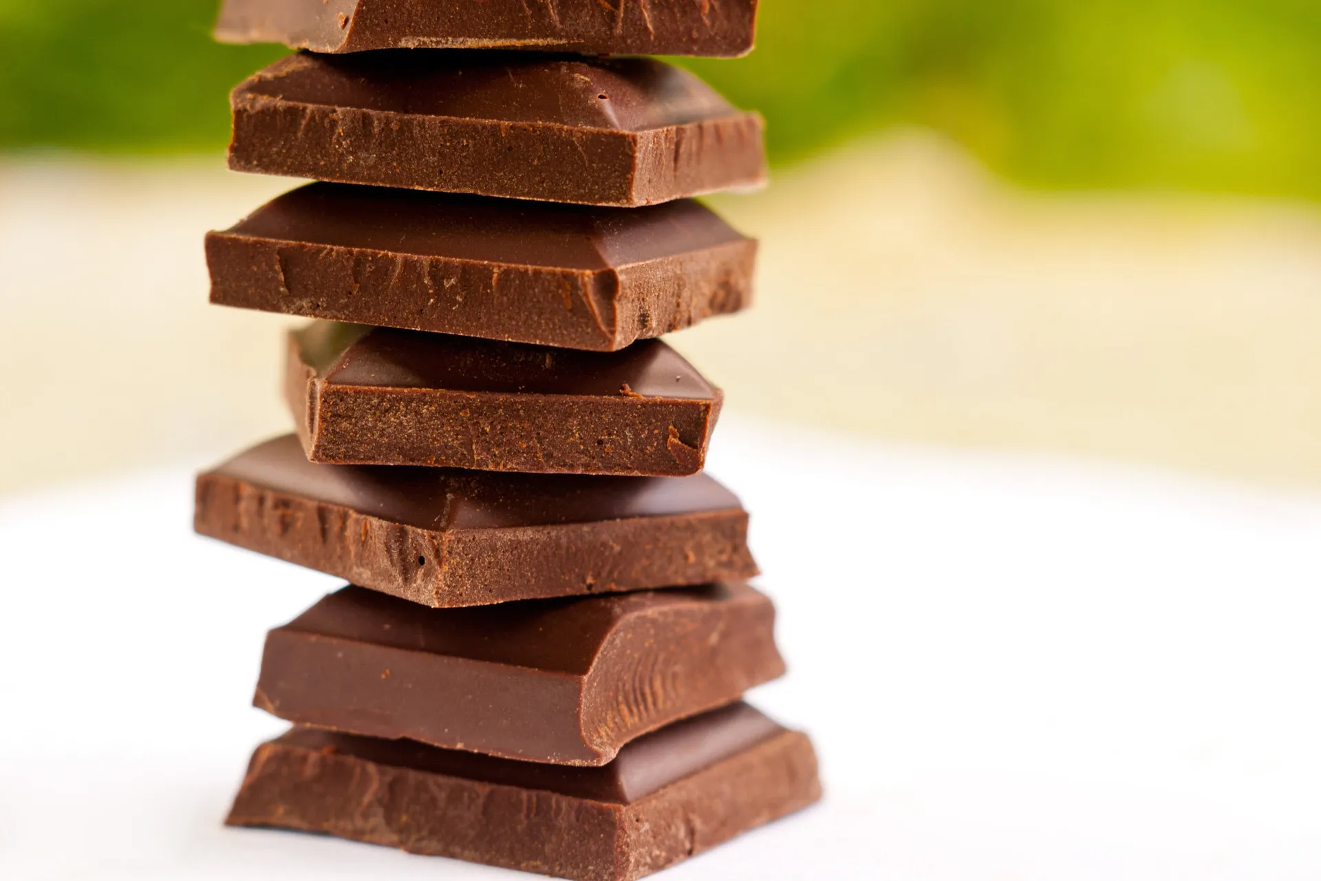 Tabletes de chocolate escuro rotulados como 'sem açúcar'.