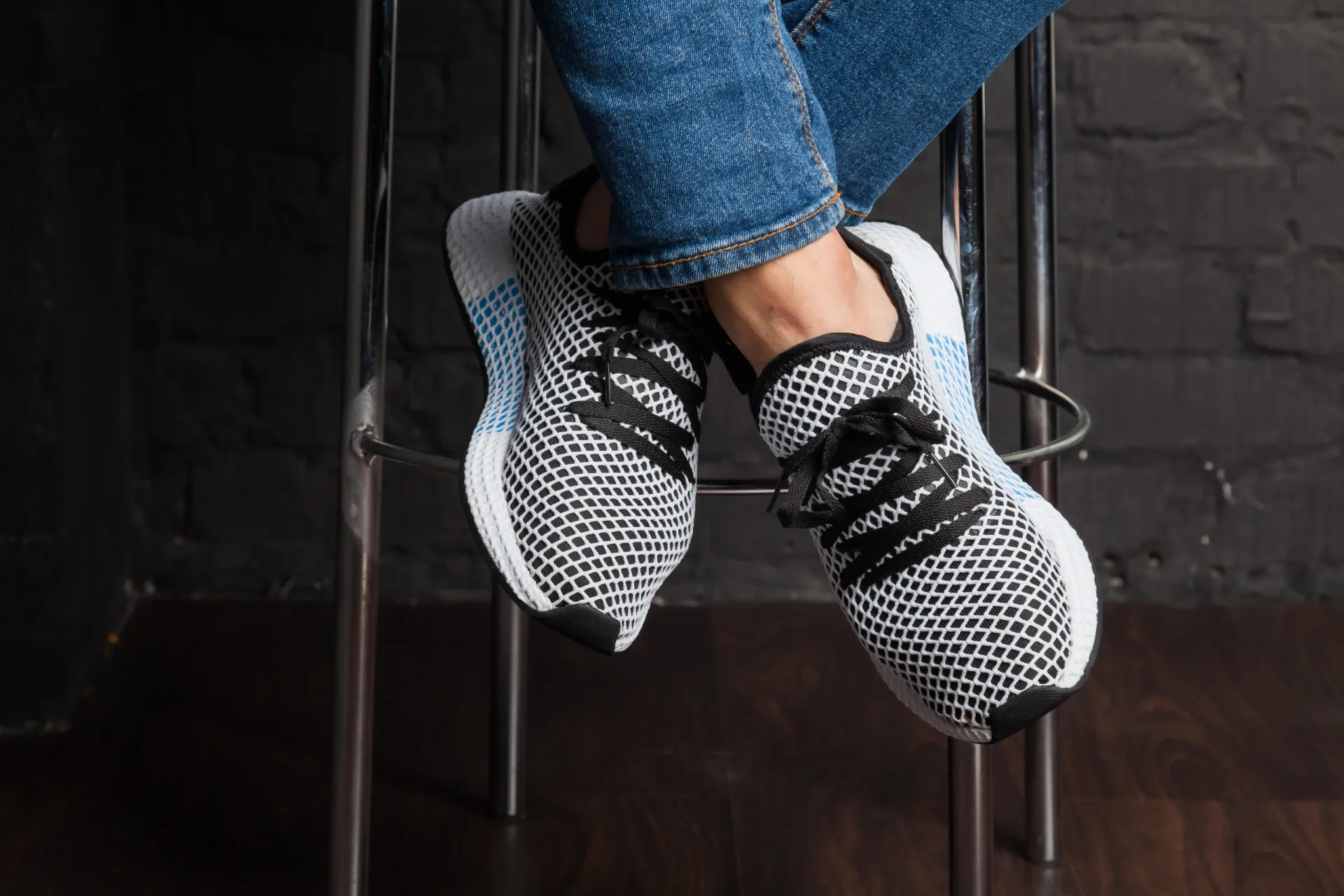 A sola gasta e suja de um par de sapatos, mostrando a sujeira acumulada do chão.