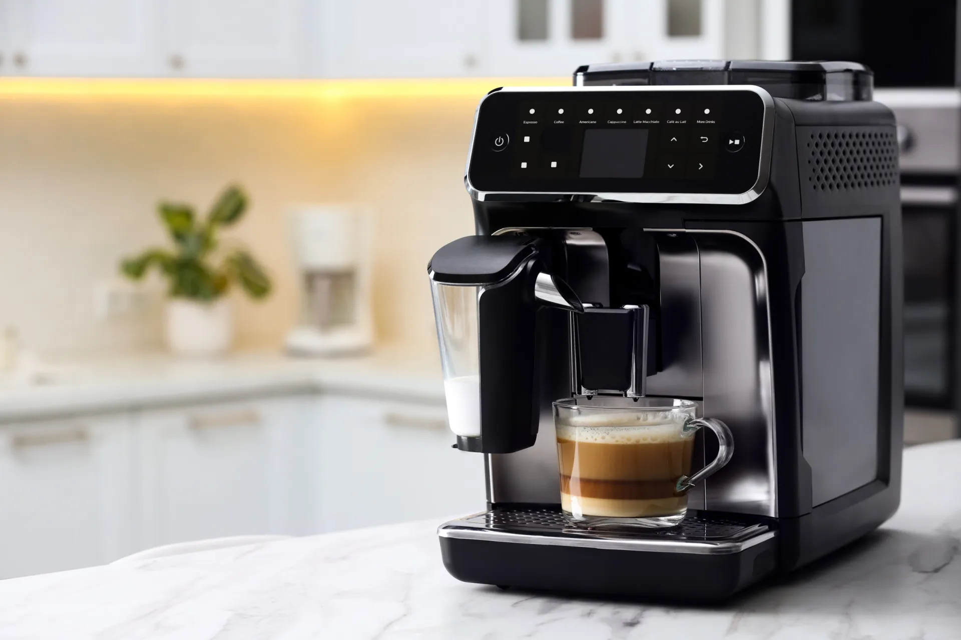 Uma cafeteira de vidro com café sendo preparado, destacando o reservatório de água e o bule.