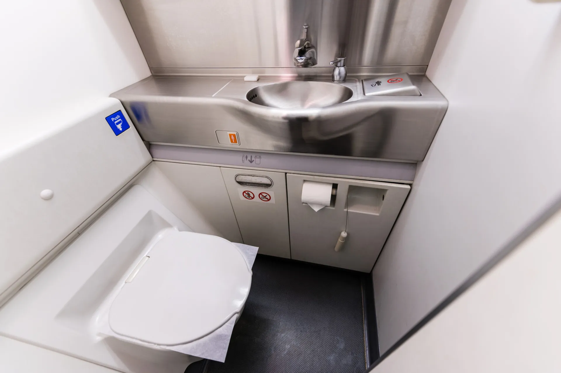 O interior apertado e compacto de um banheiro de avião.