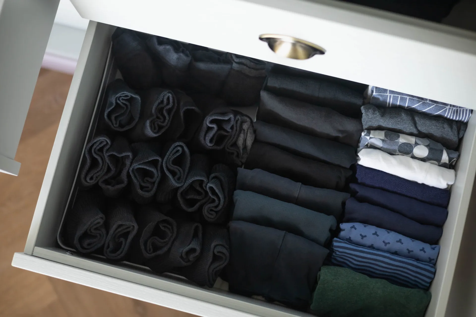 Peças de roupa íntima dobradas, simbolizando a natureza pessoal e intransferível desses itens.