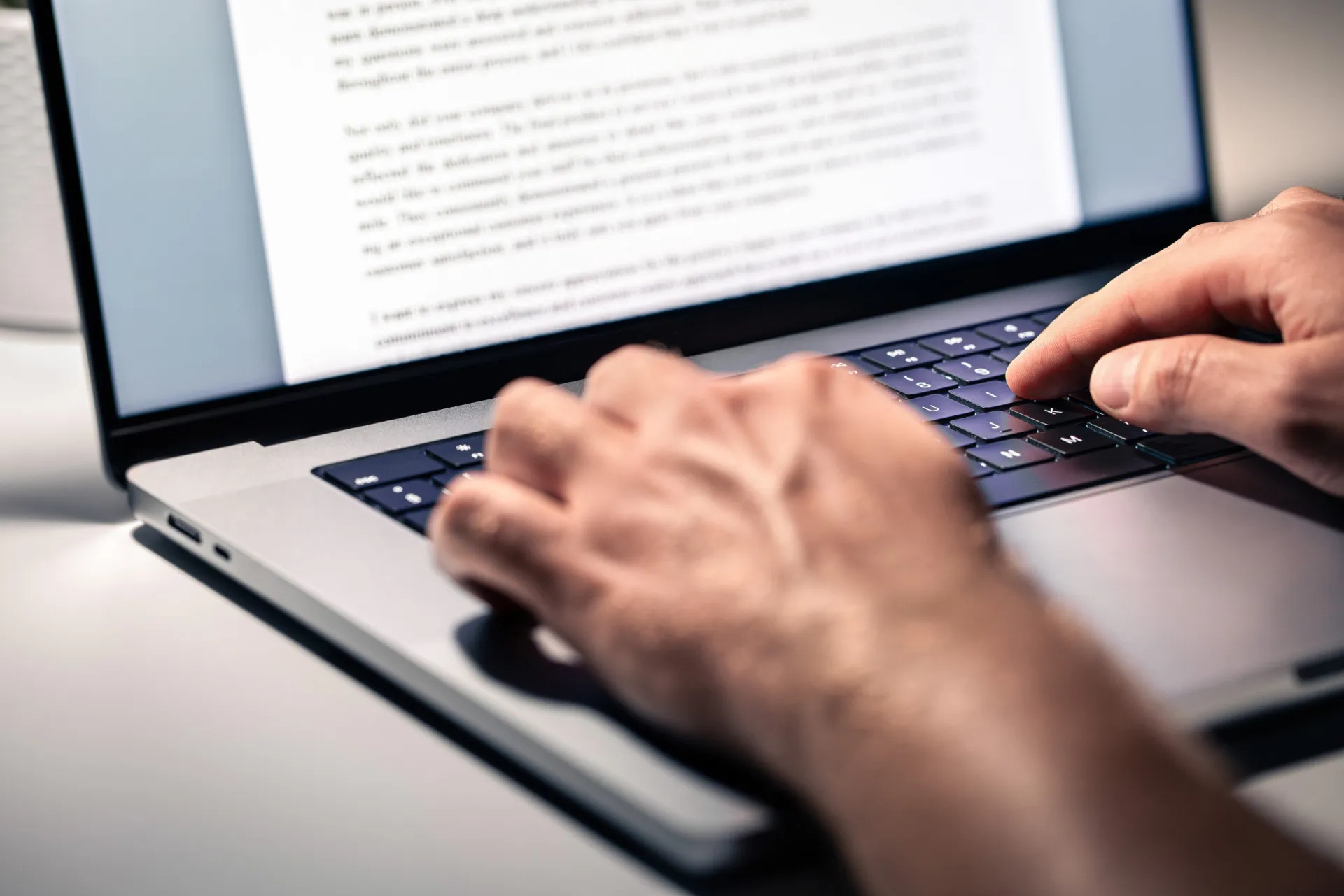 Close de um teclado de computador sujo, com poeira e migalhas entre as teclas.