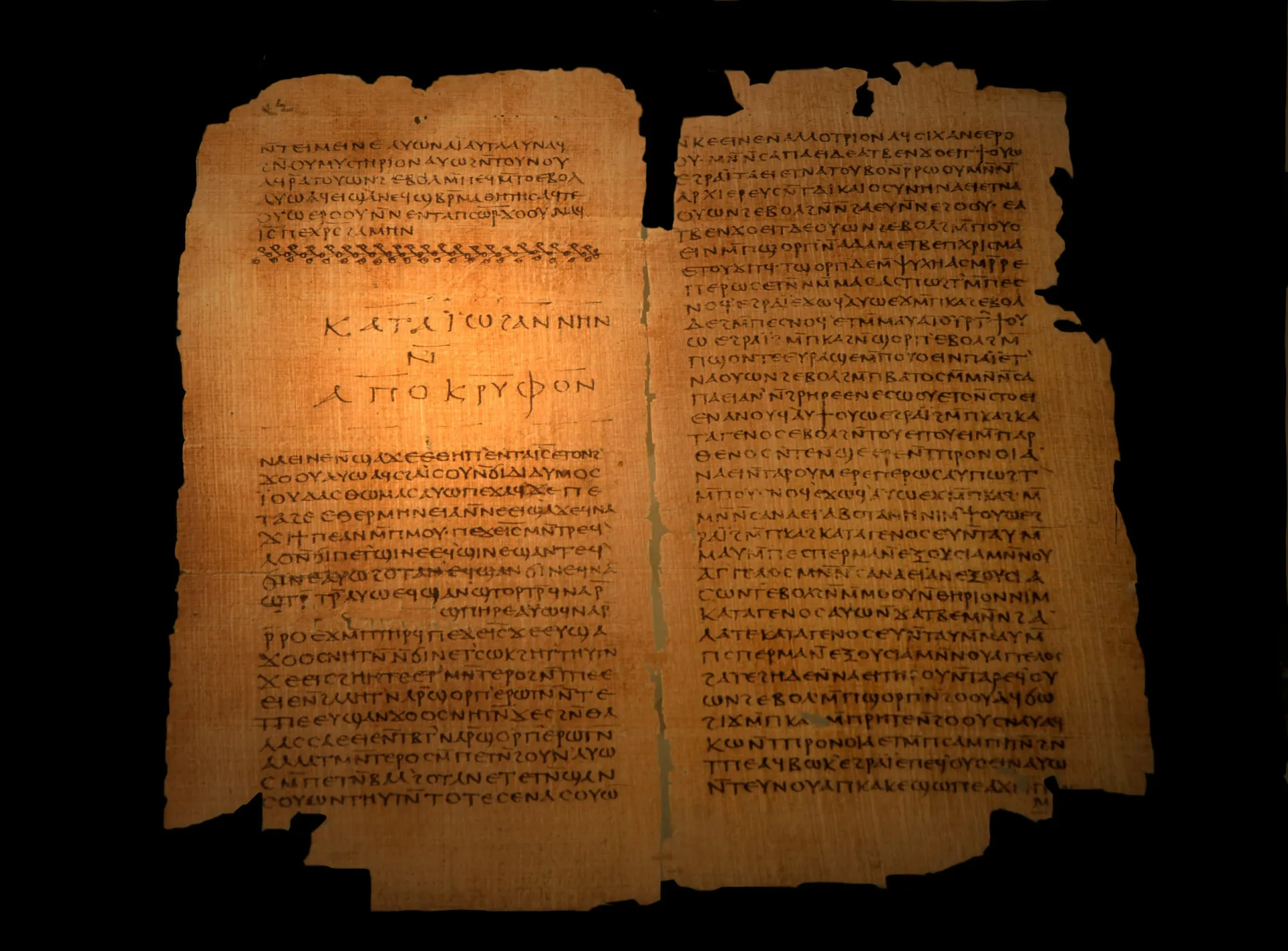 Dois livros antigos, um representando o cânone e outro os apócrifos, em lados opostos.
