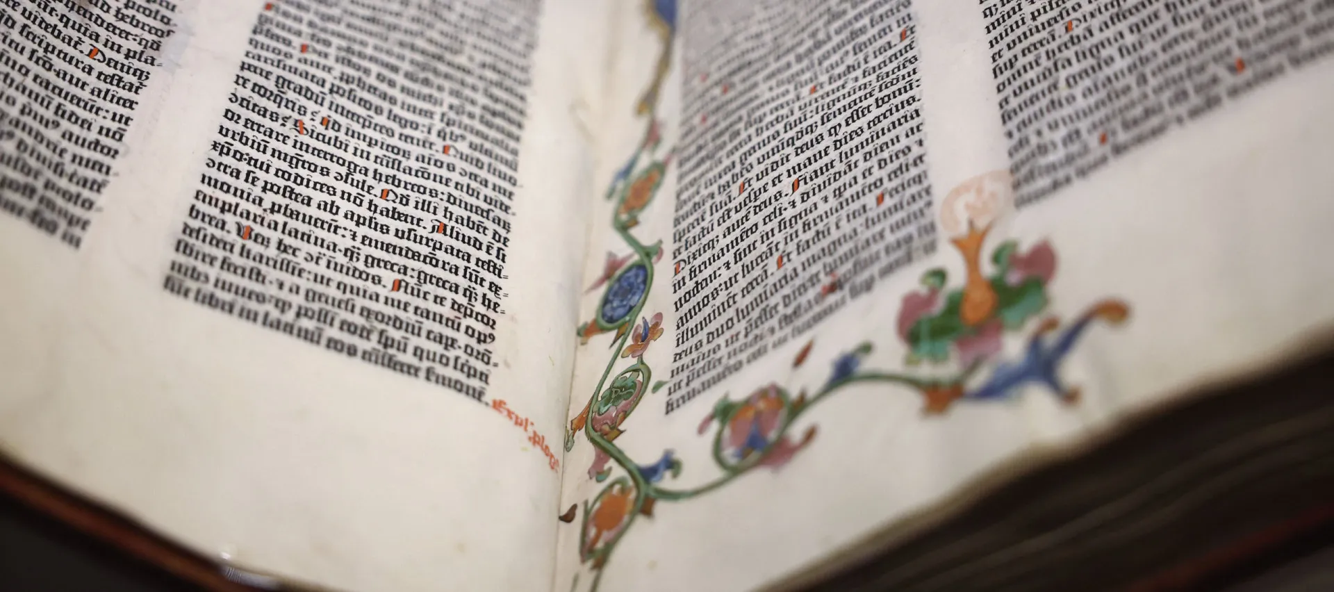 Uma balança equilibrando um novo manuscrito contra os livros já estabelecidos da Bíblia.