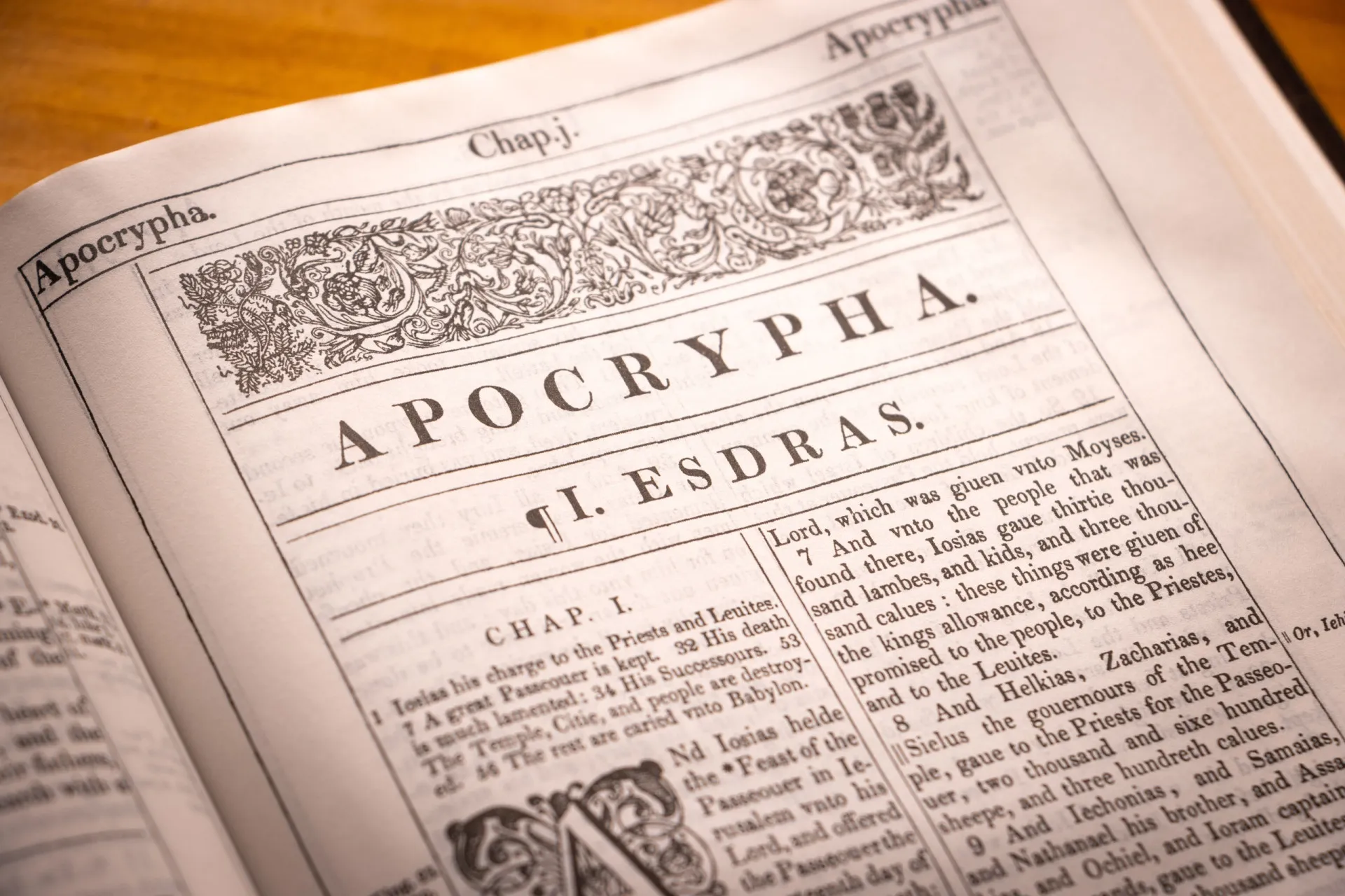 A palavra 'apocryphus' escrita em um pergaminho antigo, com uma lupa sobre ela.