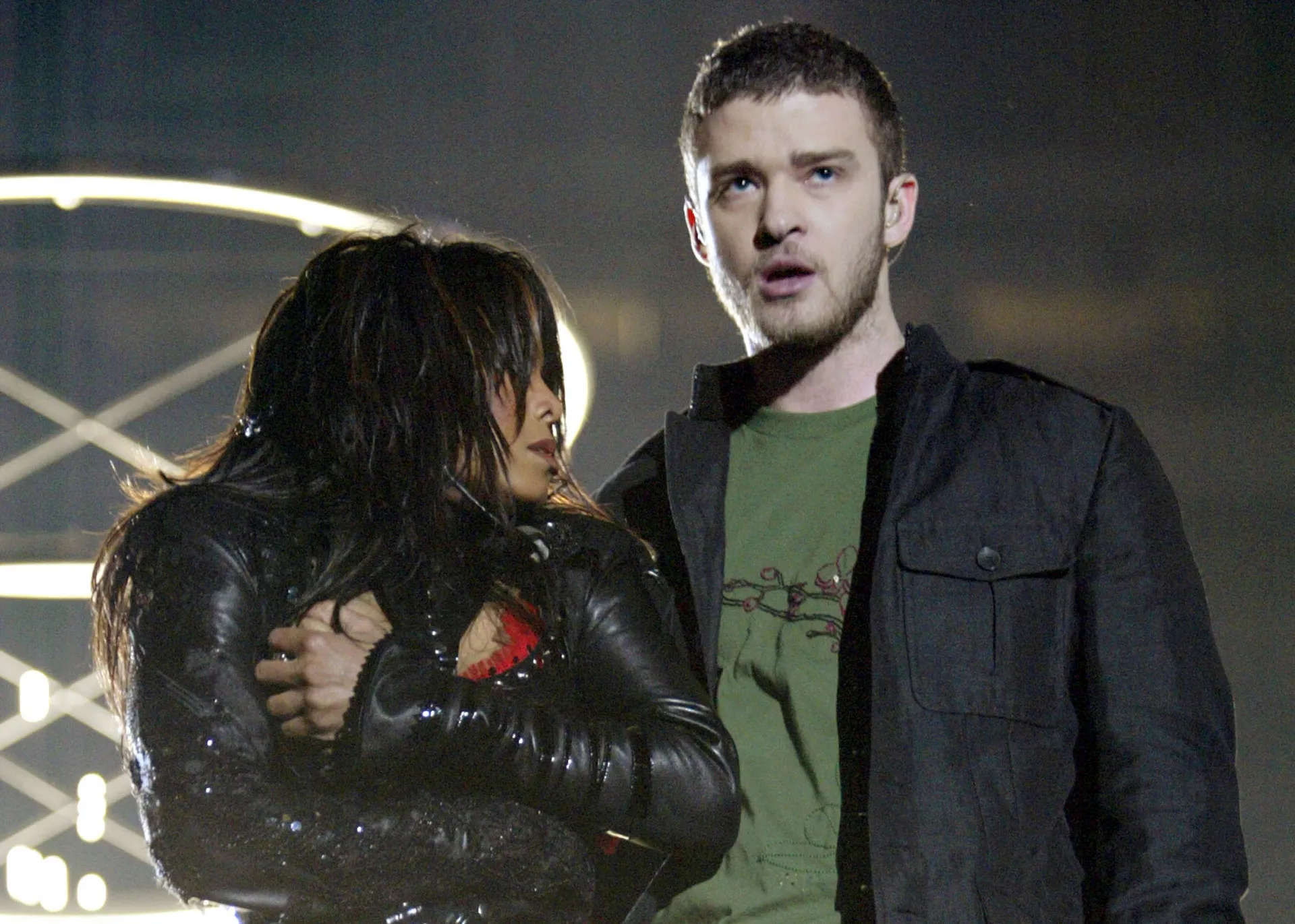 Janet Jackson no palco do Super Bowl no momento em que seu seio ficou exposto após Justin Timberlake puxar sua roupa.