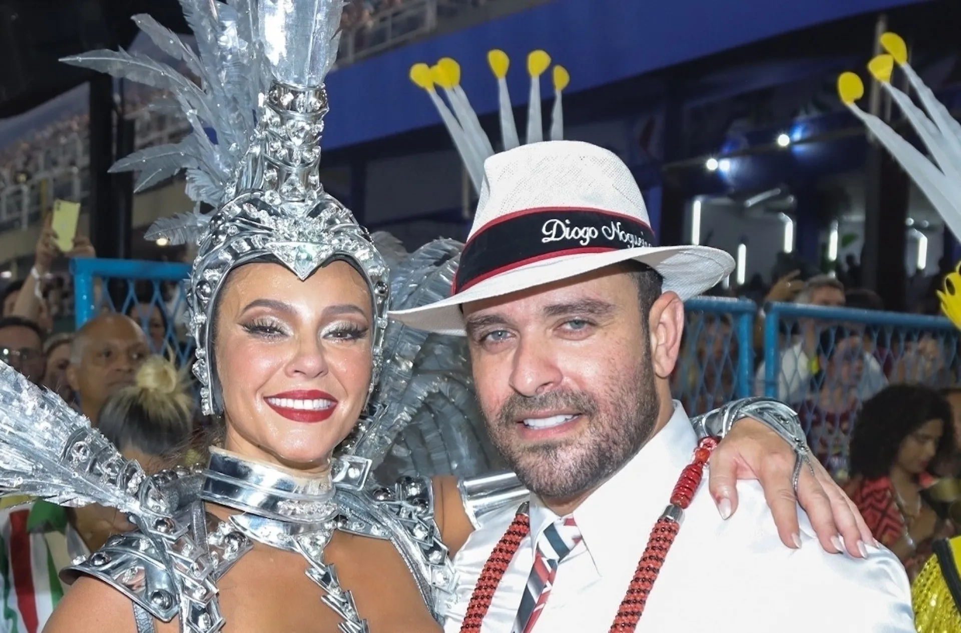 Paolla Oliveira desfilando deslumbrante pela Grande Rio, mas com um rasgo na meia-calça.
