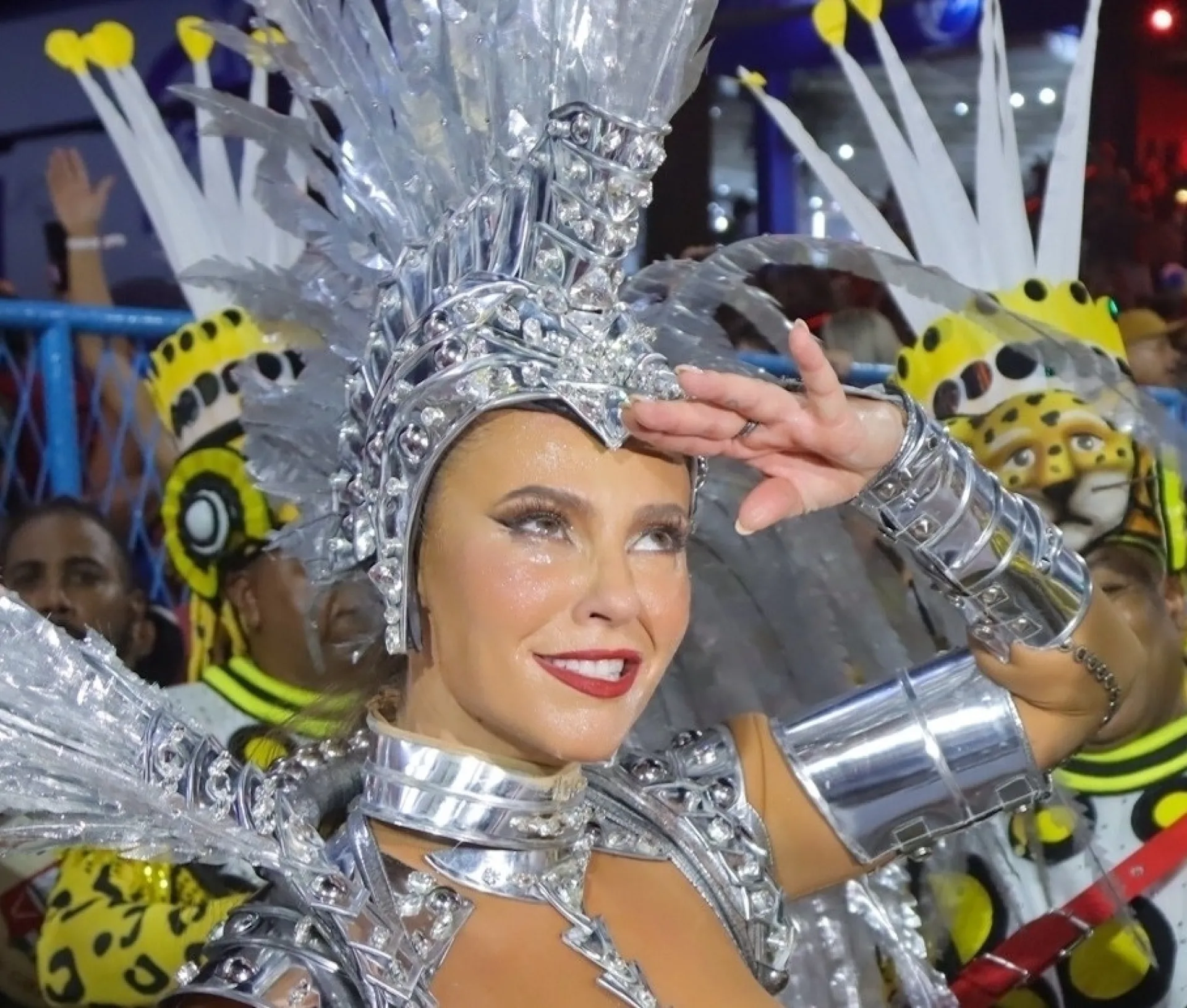 Paolla Oliveira com expressão tensa ao telefone antes de entrar na avenida no Carnaval.