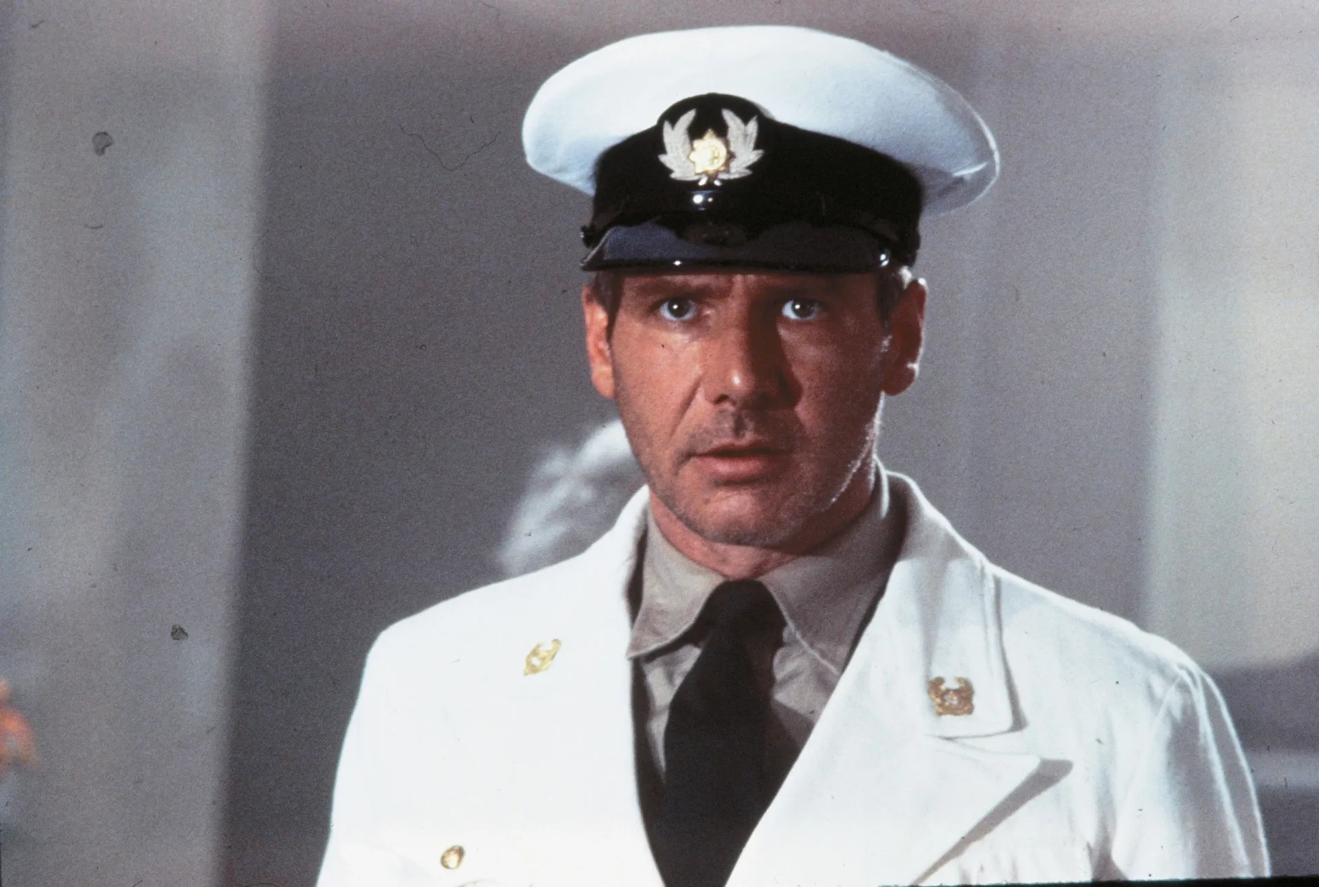 Cena de filme onde um personagem veste um uniforme roubado para se disfarçar.