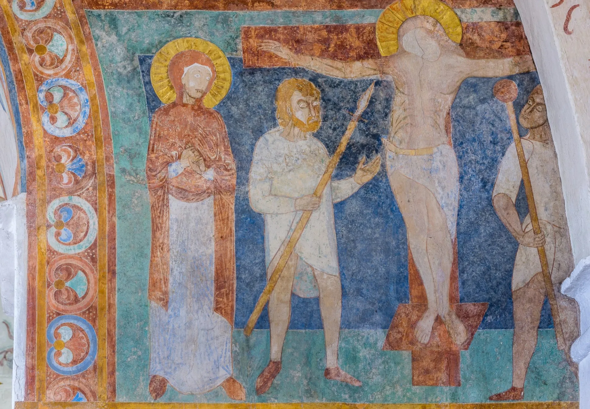 Jesus na cruz, entre os dois ladrões, em uma cena dramática da crucificação.