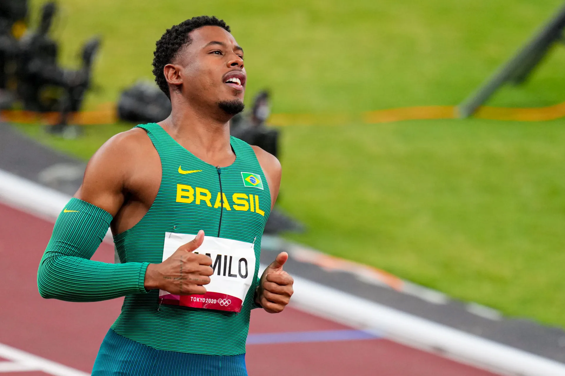 O atleta e ex-BBB Paulo André Camilo na pista de atletismo, pronto para correr.