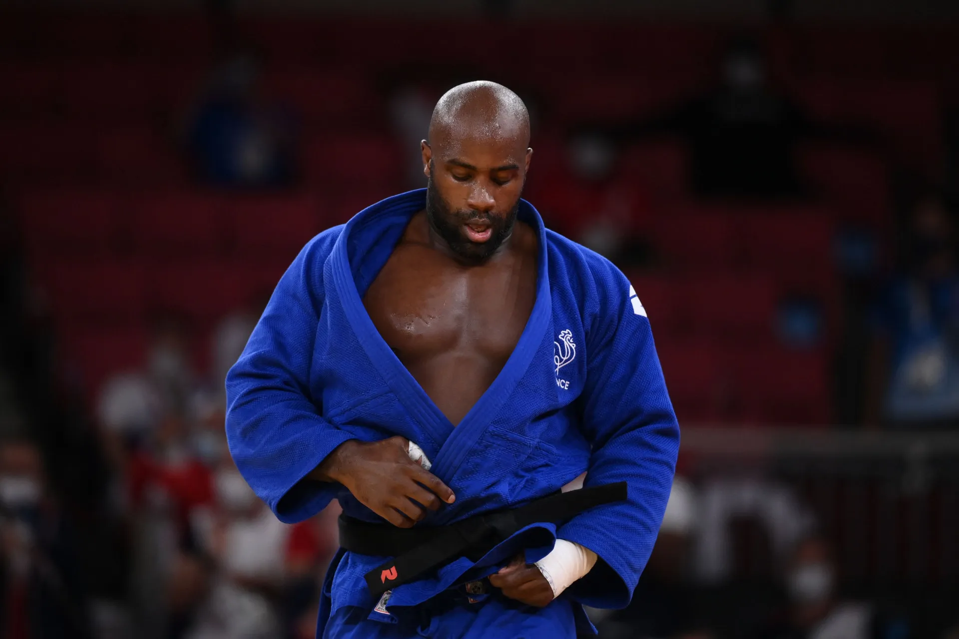 O judoca francês Teddy Riner comemorando uma vitória em casa.