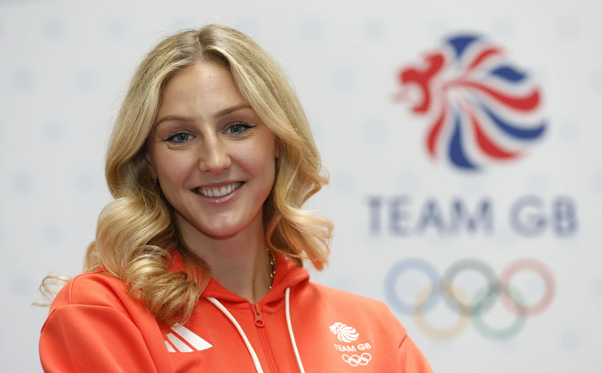 A atleta britânica Molly Caudery em ação durante a prova de salto com vara.