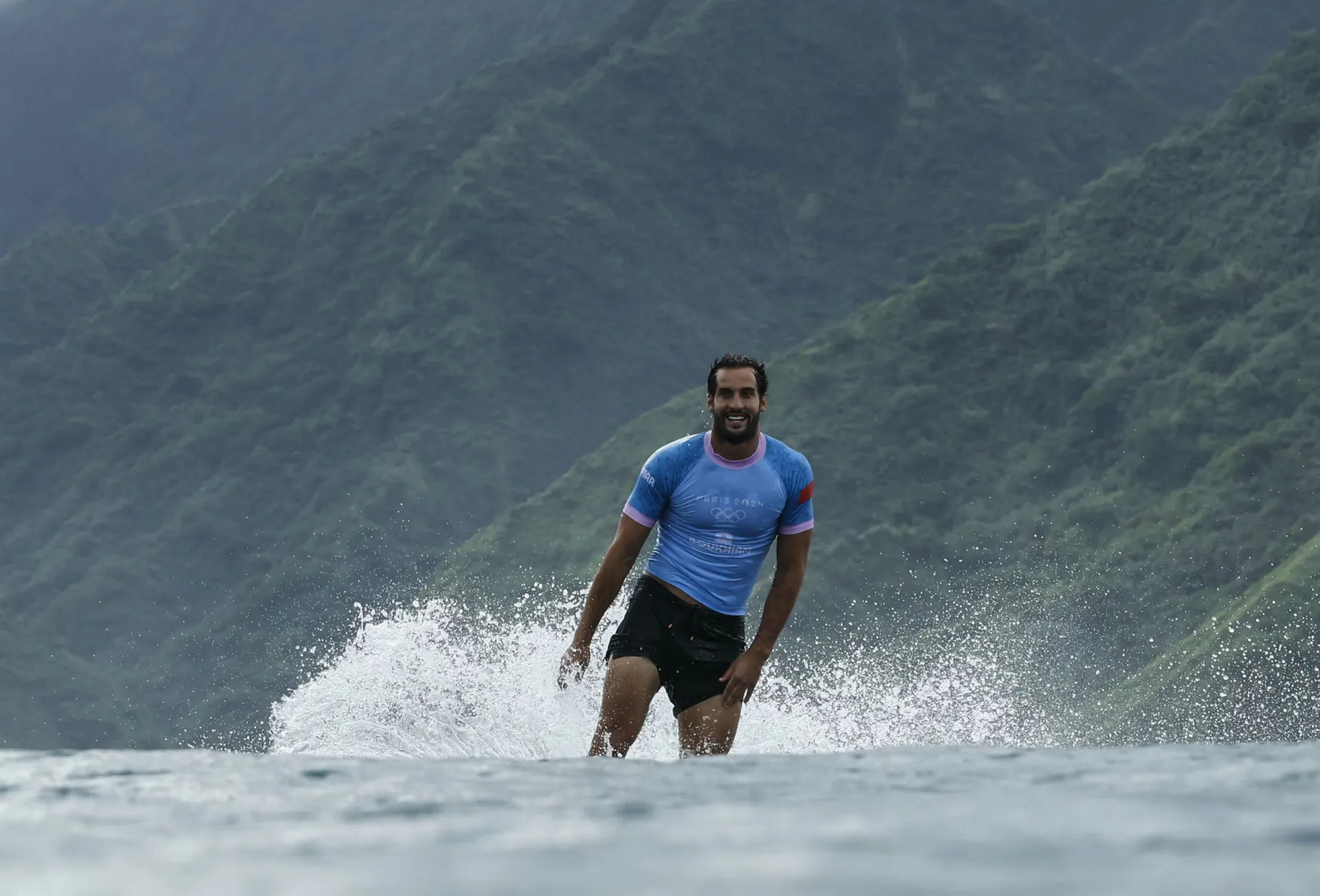O surfista marroquino Ramzi Boukhiam com sua prancha de surfe.