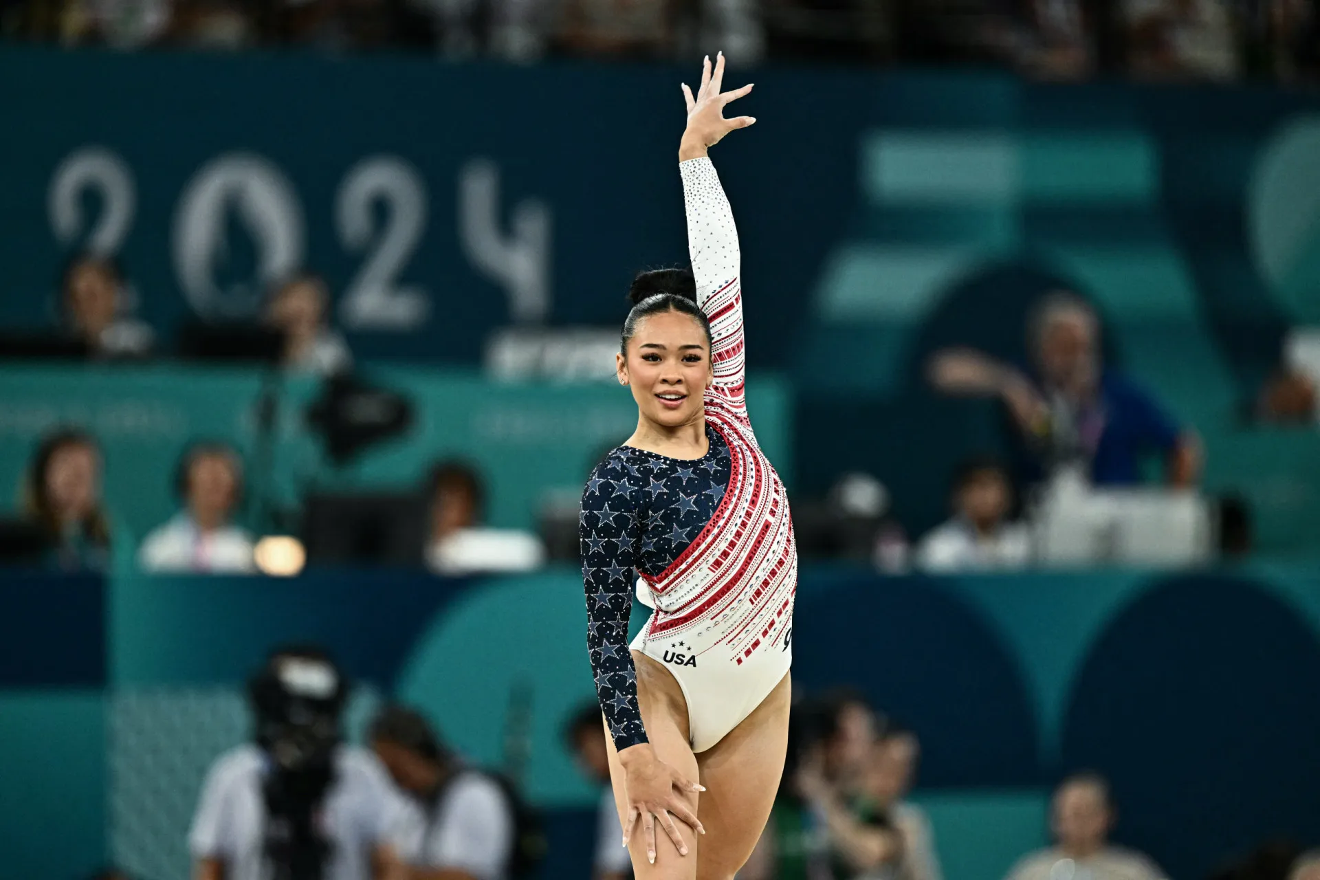 A ginasta americana Sunisa Lee exibindo suas medalhas olímpicas.