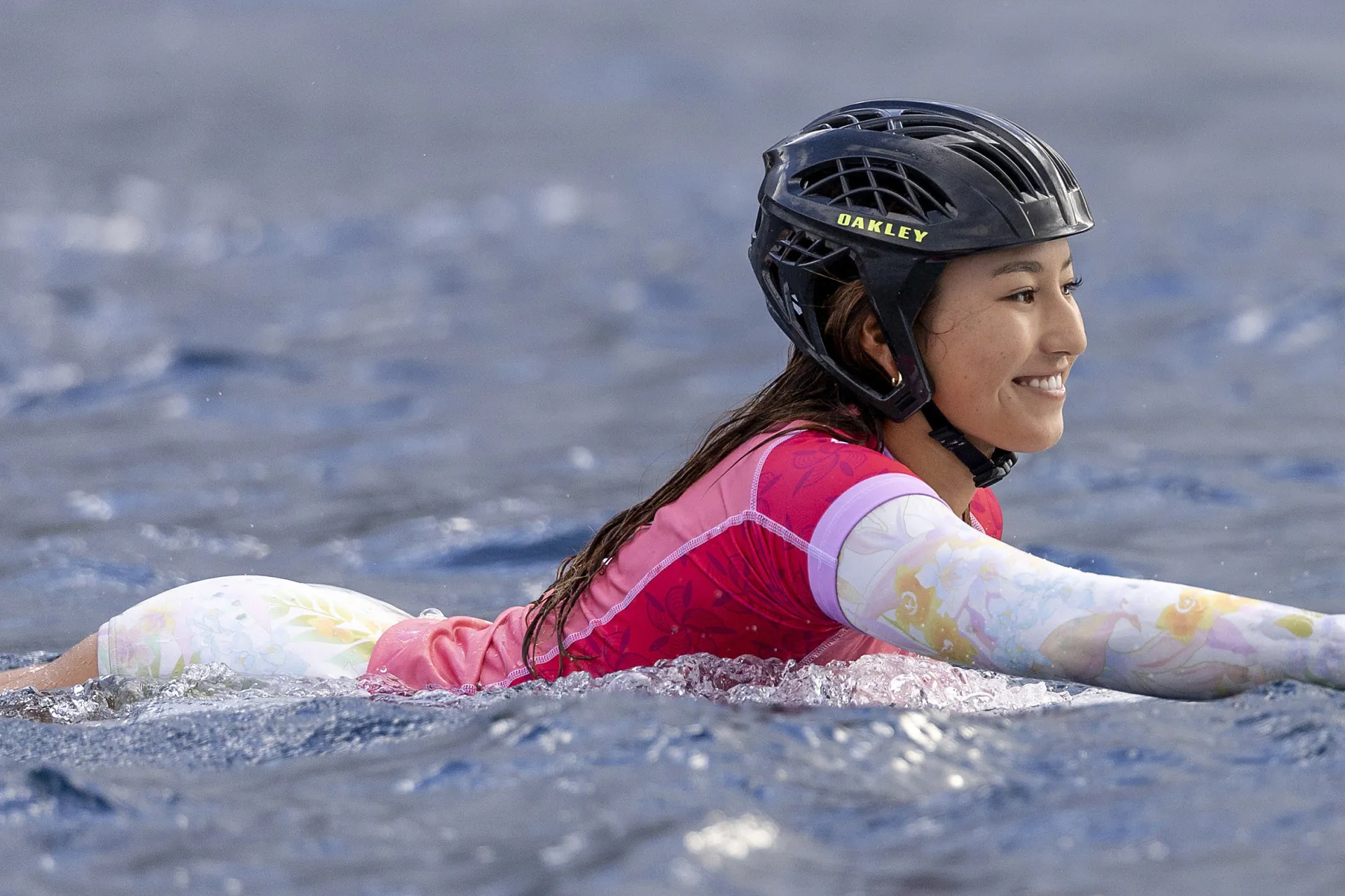 A surfista japonesa Shino Matsuda, de 21 anos, nas ondas do Taiti.
