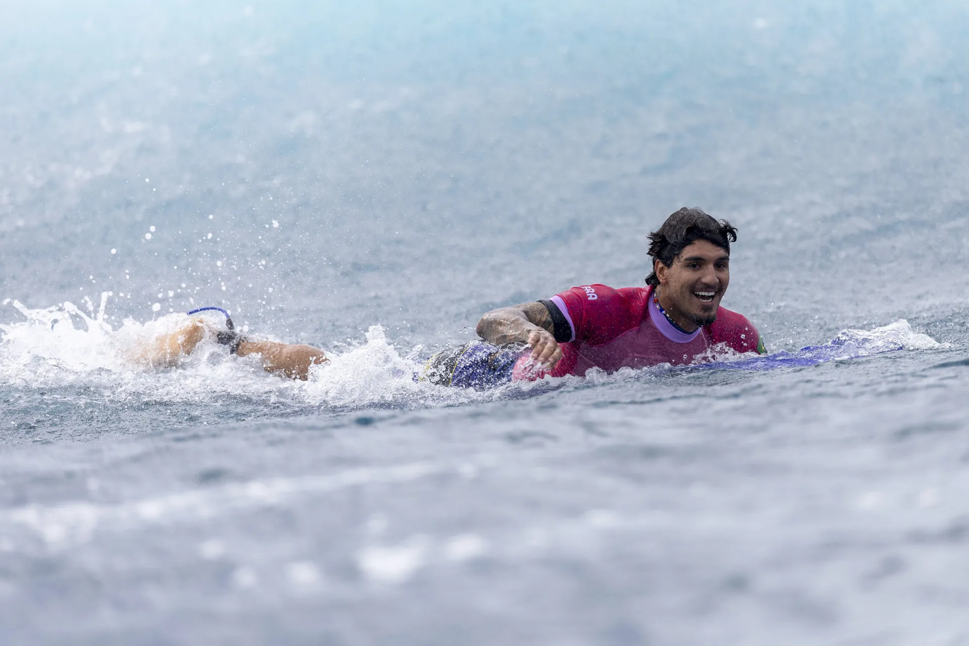 O surfista brasileiro Gabriel Medina em ação, pegando uma grande onda.