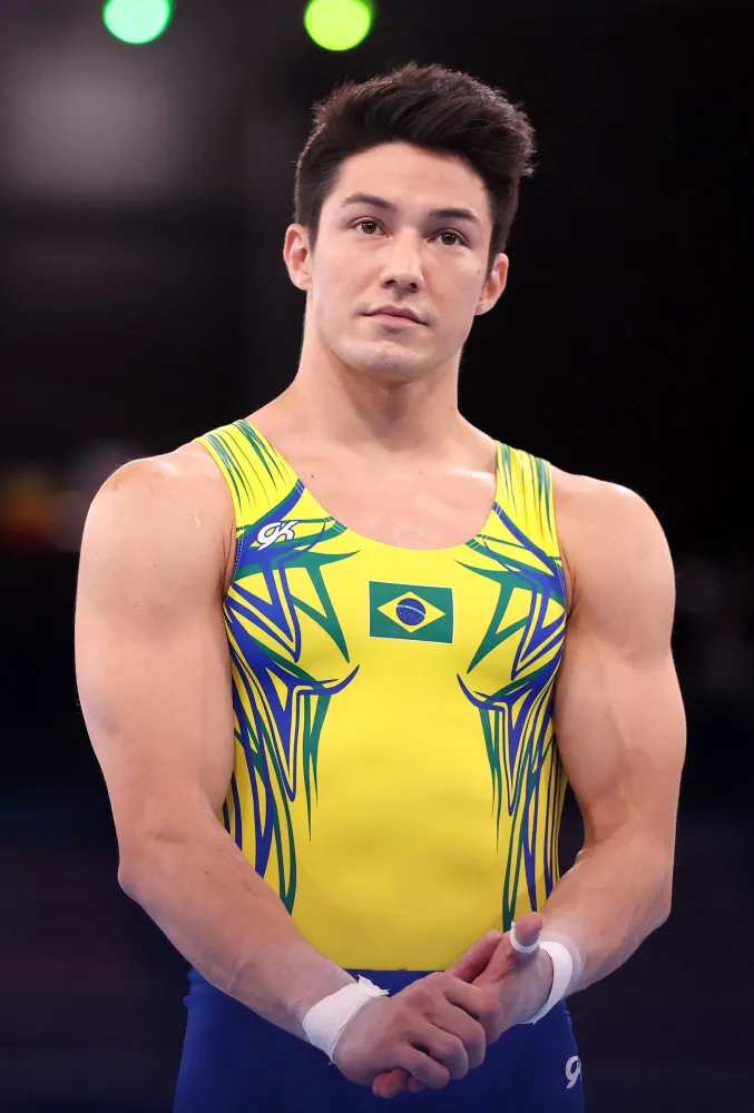 O ginasta brasileiro Arthur Nory sorrindo para a câmera.