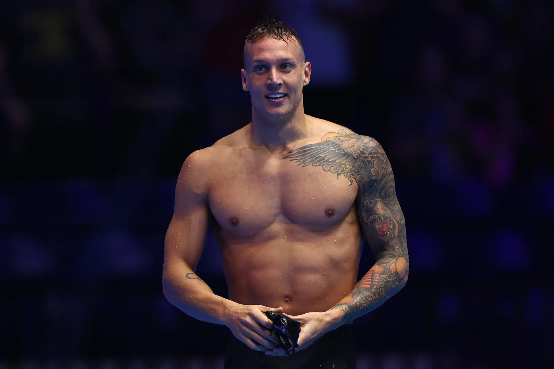 O nadador americano Caeleb Dressel com suas medalhas olímpicas.