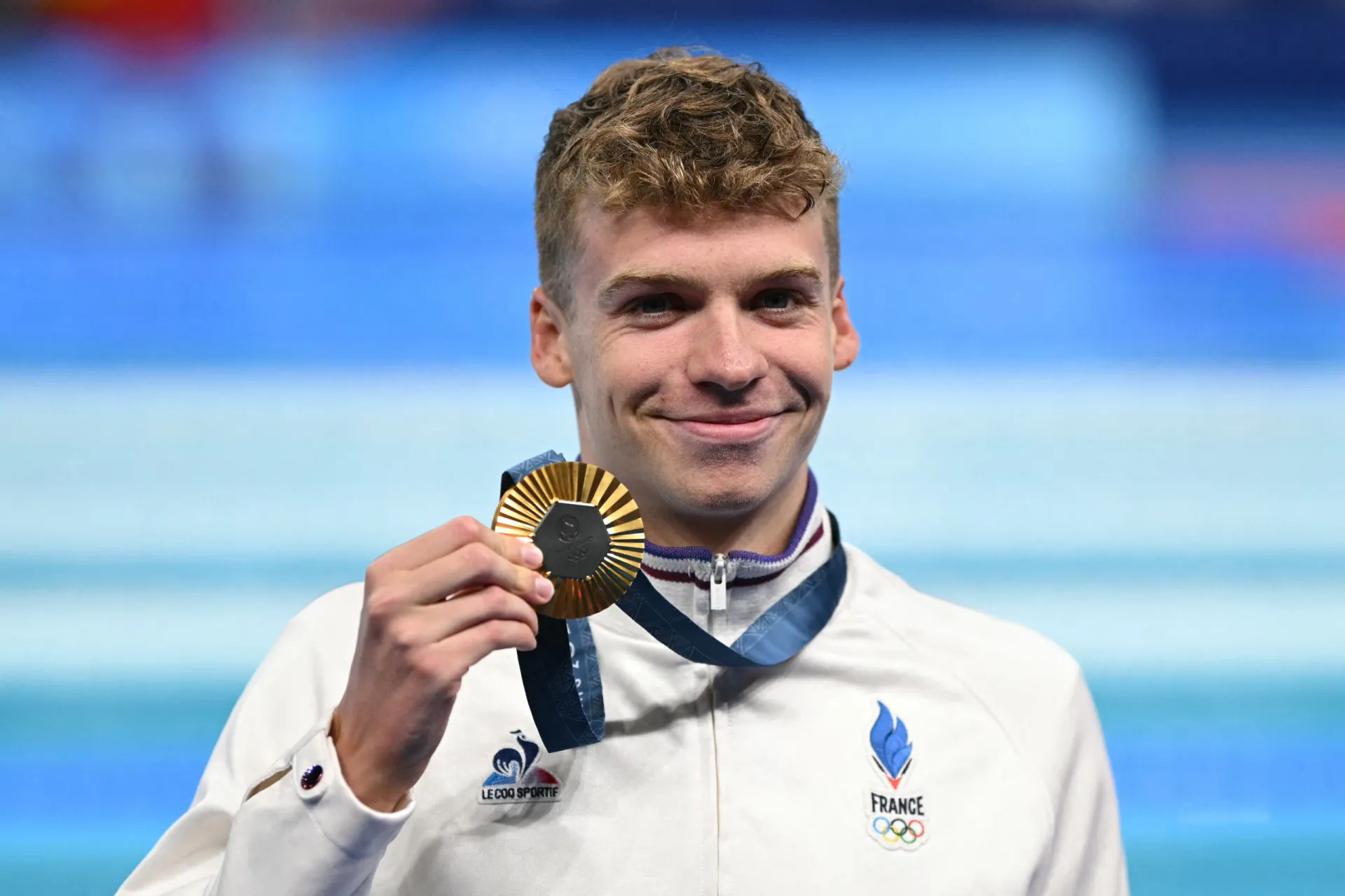 O nadador francês Leon Marchand comemorando suas várias medalhas de ouro.