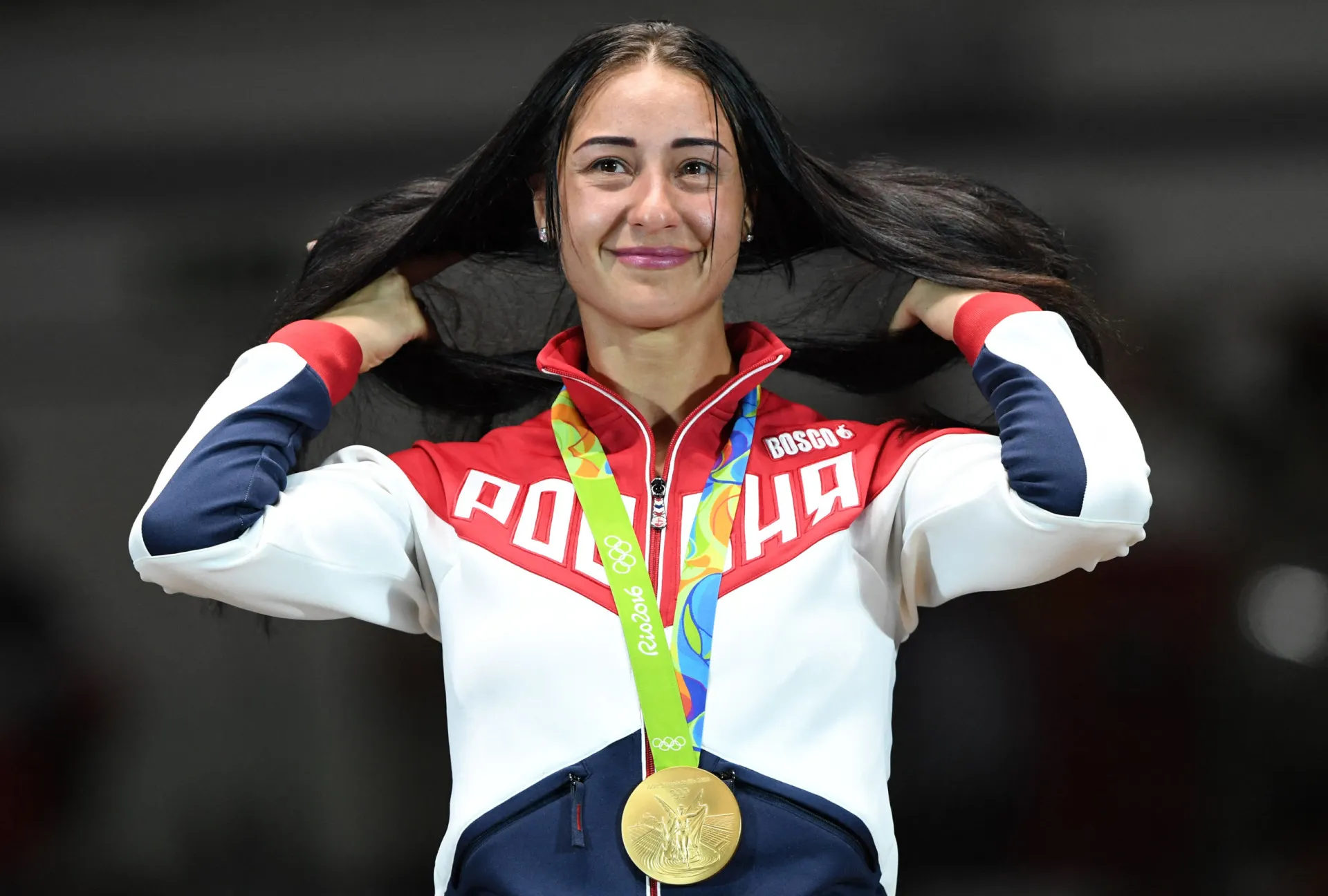 A esgrimista russa Yana Egorian sem a máscara, revelando sua beleza.