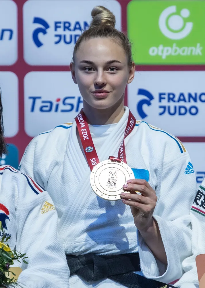 A bela judoca ucraniana Daria Bilodid concentrada durante um combate.