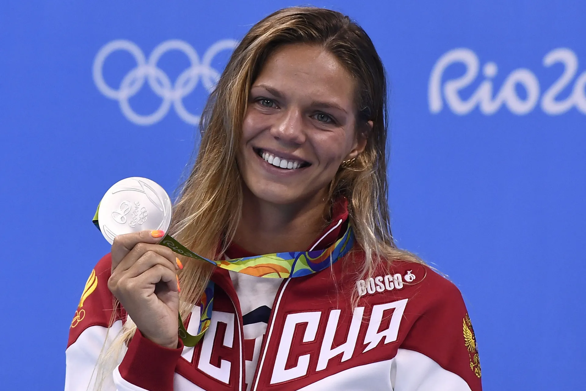 A nadadora russa Yuliya Efimova com sua touca e óculos de natação.