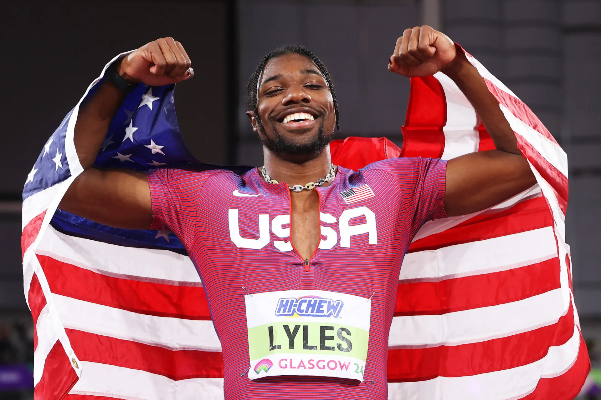 O atleta americano Noah Lyles comemorando suas medalhas de ouro e bronze.