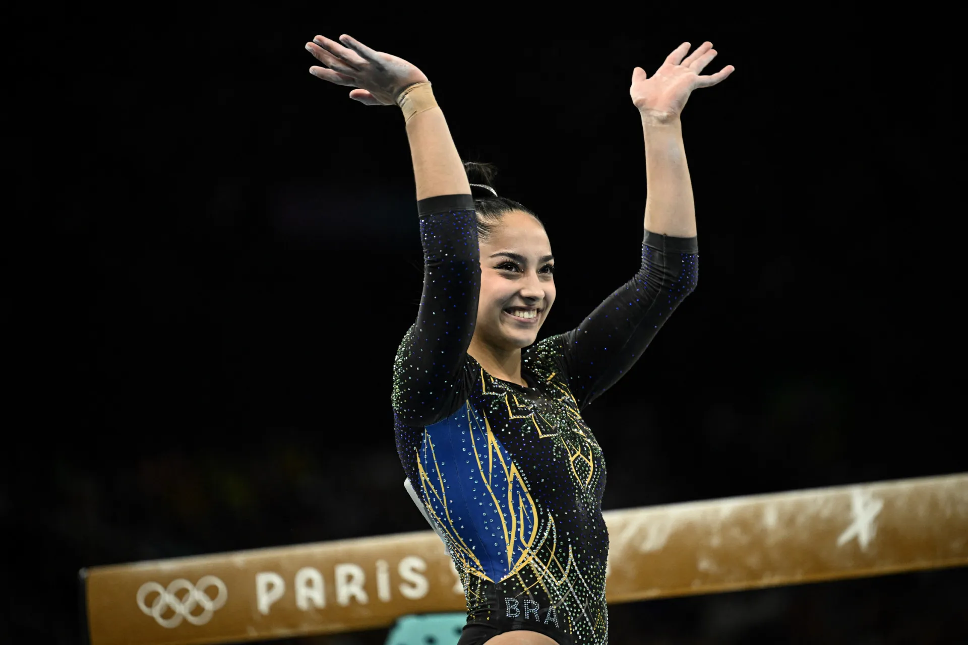 A jovem ginasta brasileira Júlia Soares, de 18 anos, competindo na trave.