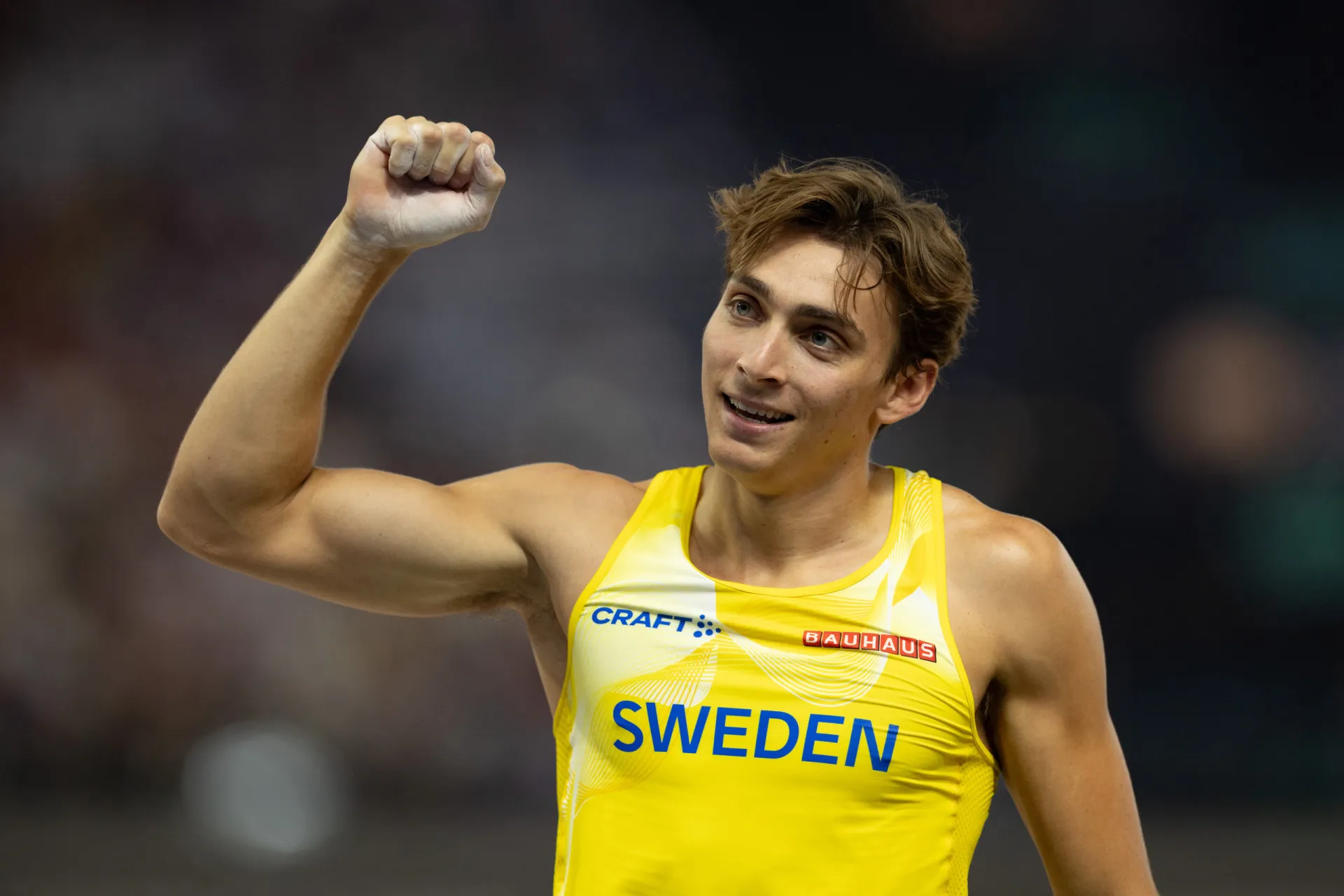 O saltador com vara Armand Duplantis comemorando mais uma medalha de ouro.