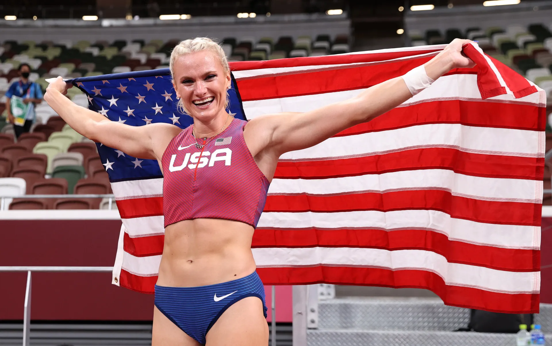 A saltadora com vara americana Katie Moon comemorando sua medalha de prata.