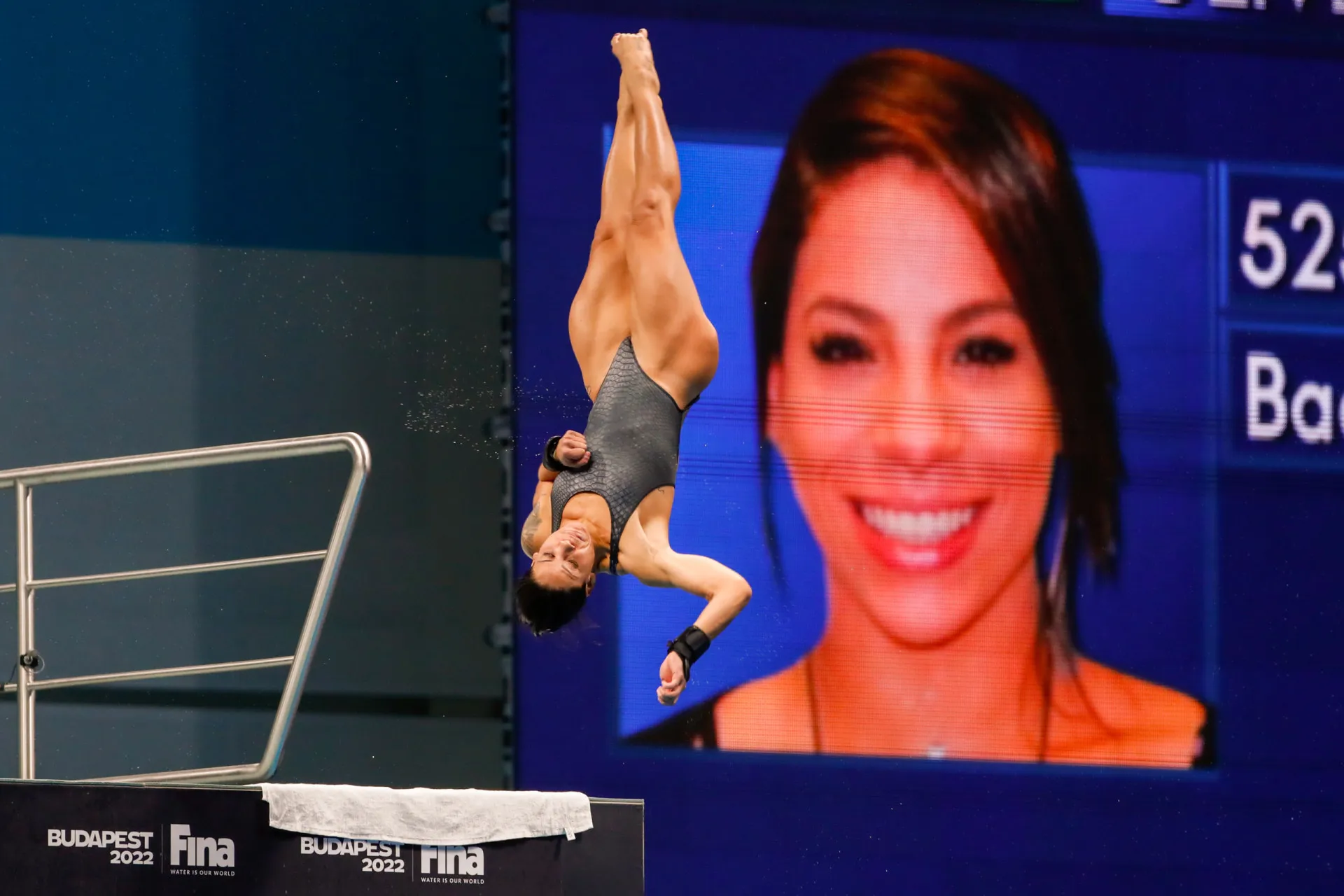 A saltadora brasileira Ingrid Oliveira se preparando para um salto no trampolim.