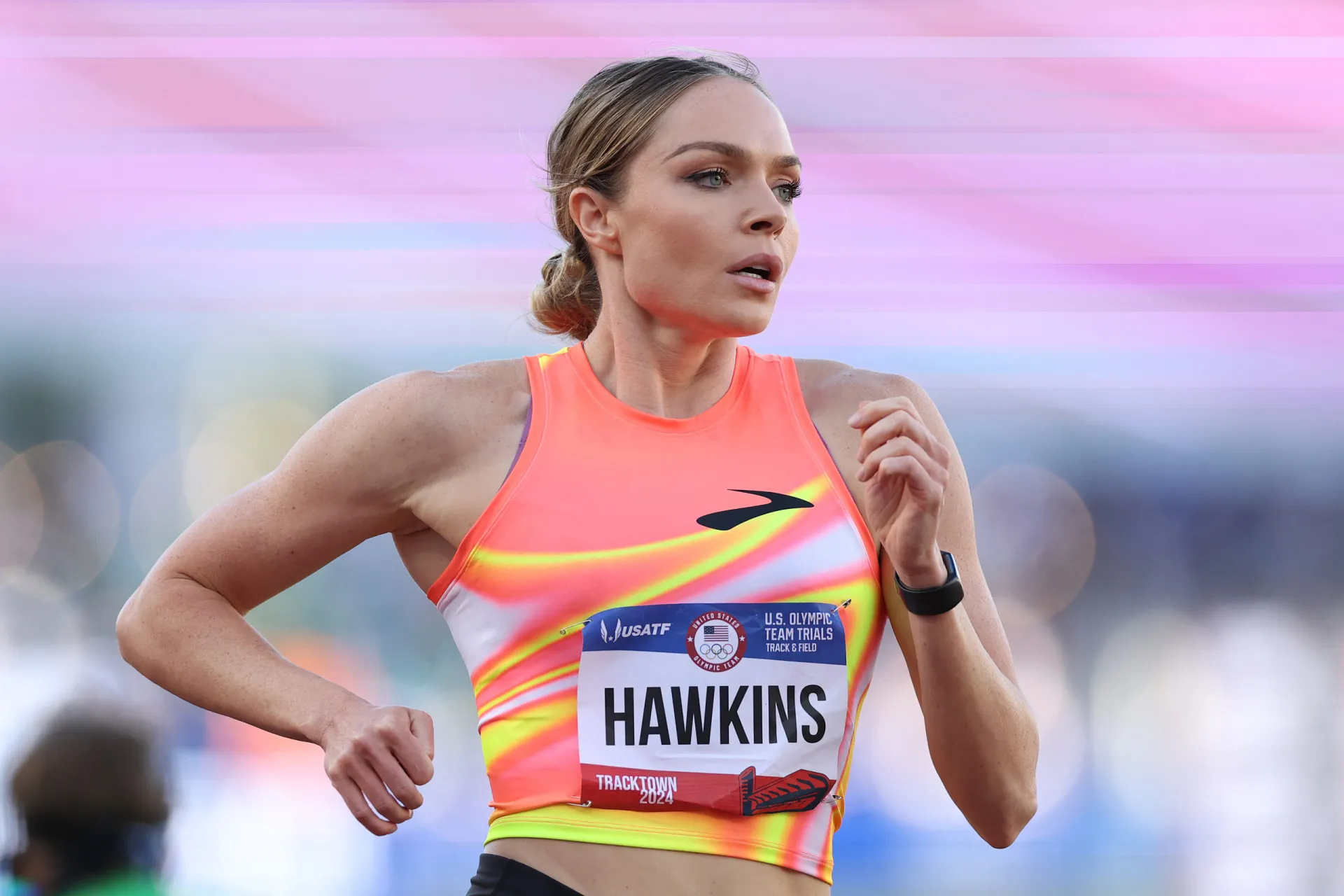Chari Hawkins, atleta do heptatlo, competindo em uma prova de arremesso.