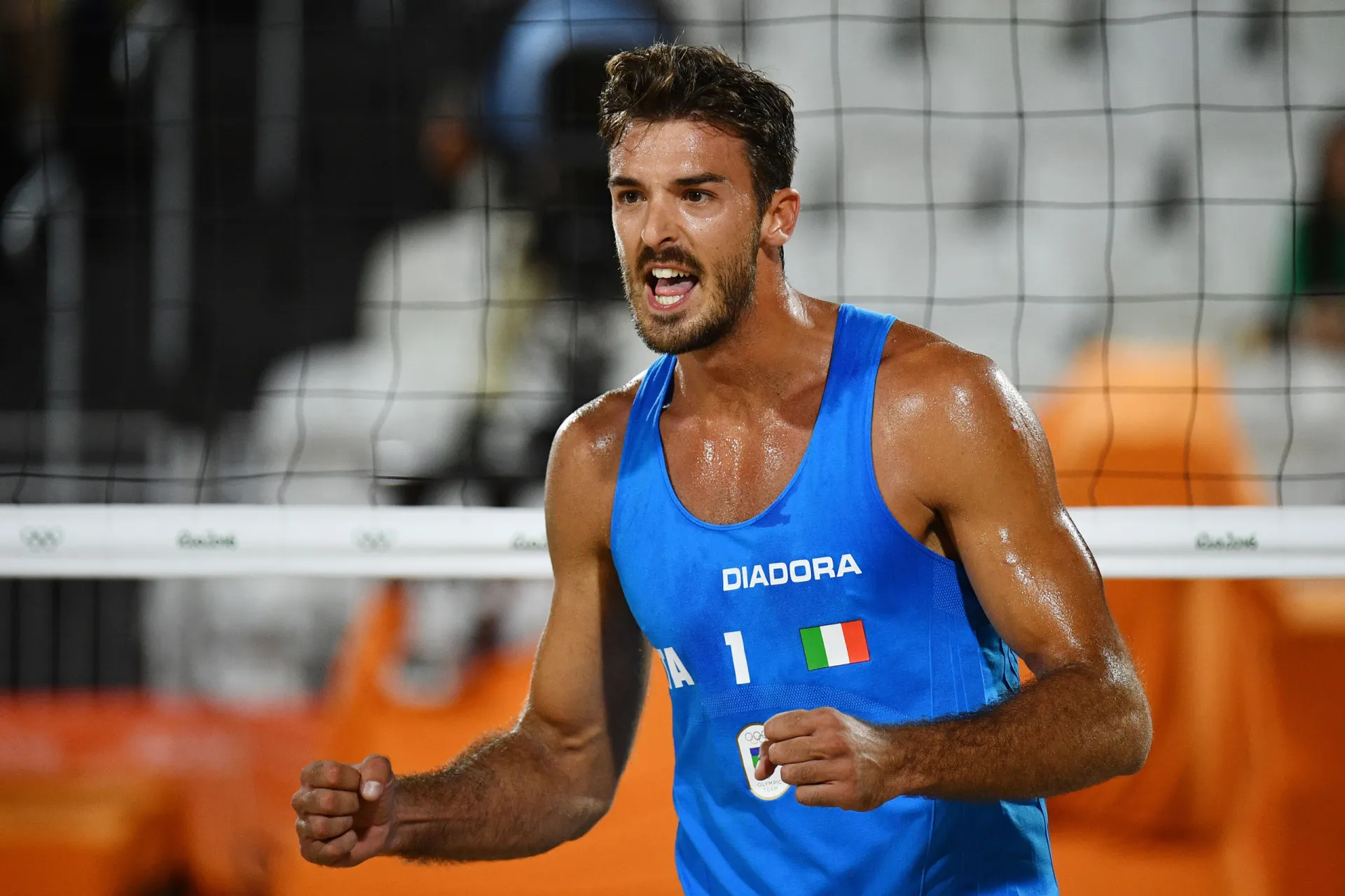 O jogador italiano de vôlei de praia Alex Ranghieri durante uma partida.