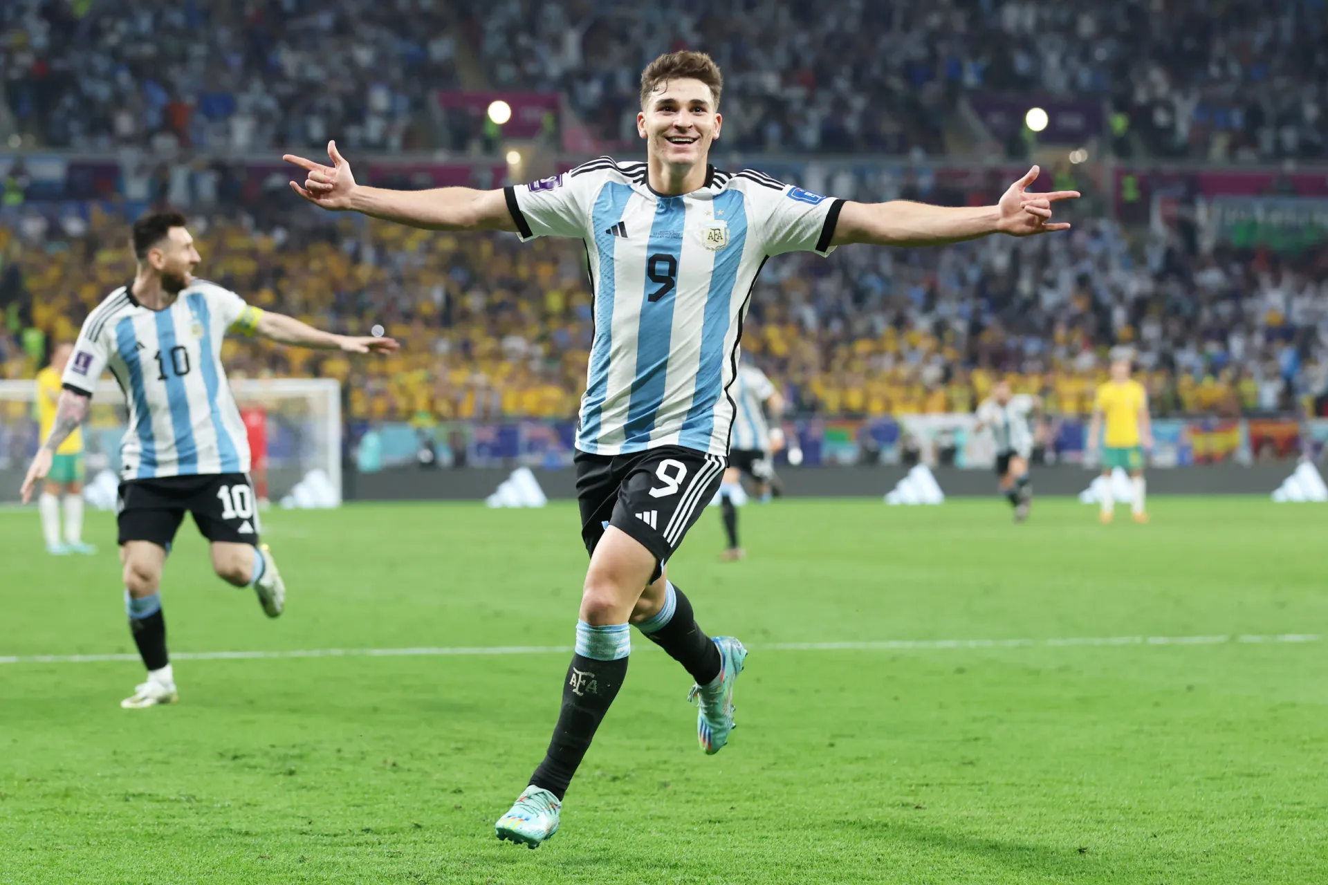 O jogador de futebol argentino Julián Álvarez sorrindo durante uma partida.