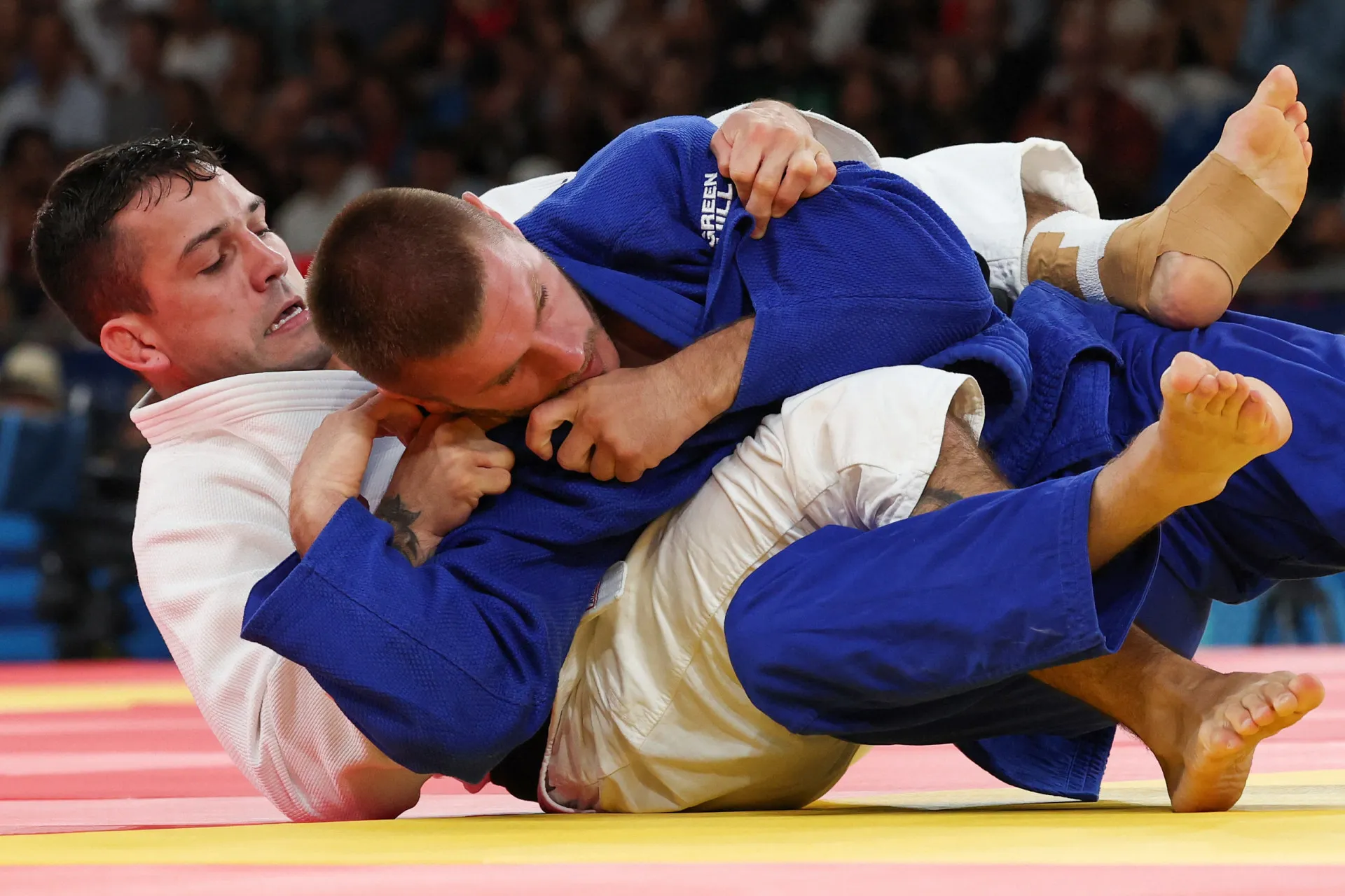 O judoca brasileiro Daniel Cargnin em combate contra o atleta do Kosovo.