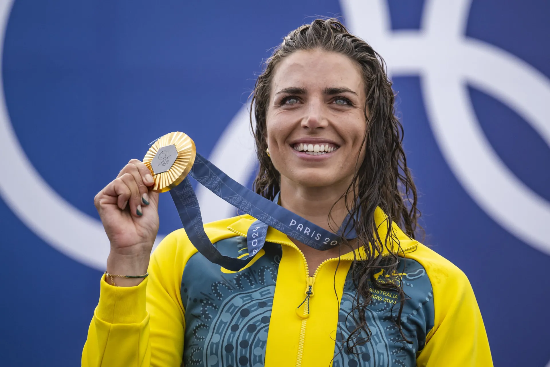A canoísta australiana Jessica Fox no pódio com sua medalha de ouro.