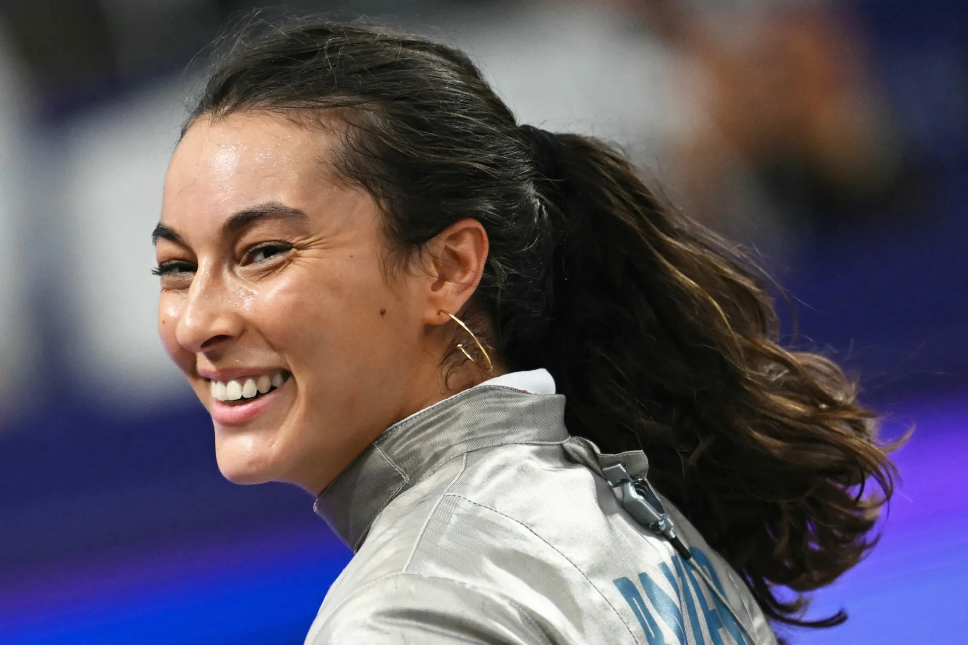 A bela esgrimista francesa Sara Balzer no pódio com sua medalha de prata.