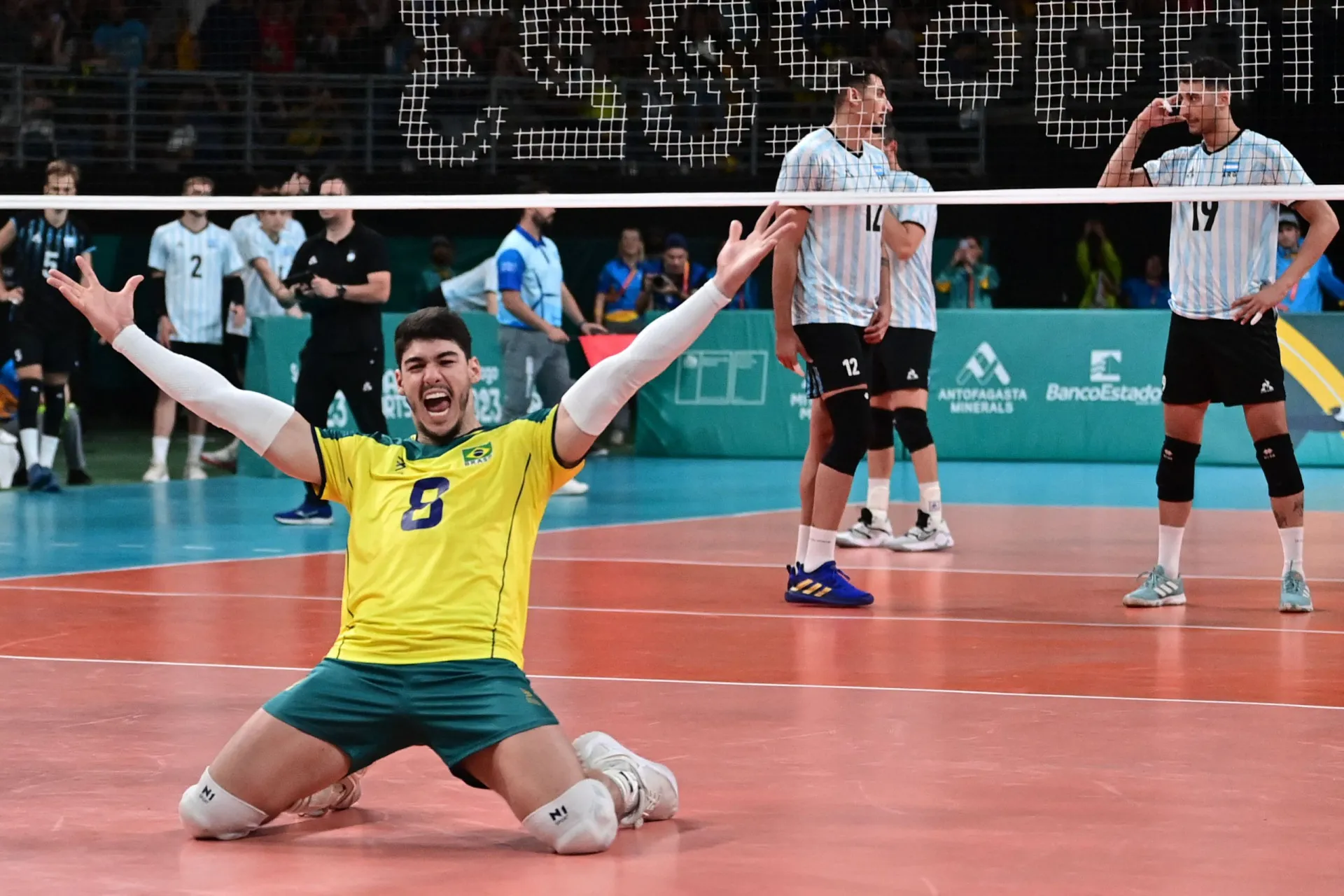 Jogador de vôlei brasileiro Henrique Honorato com a camisa da seleção.