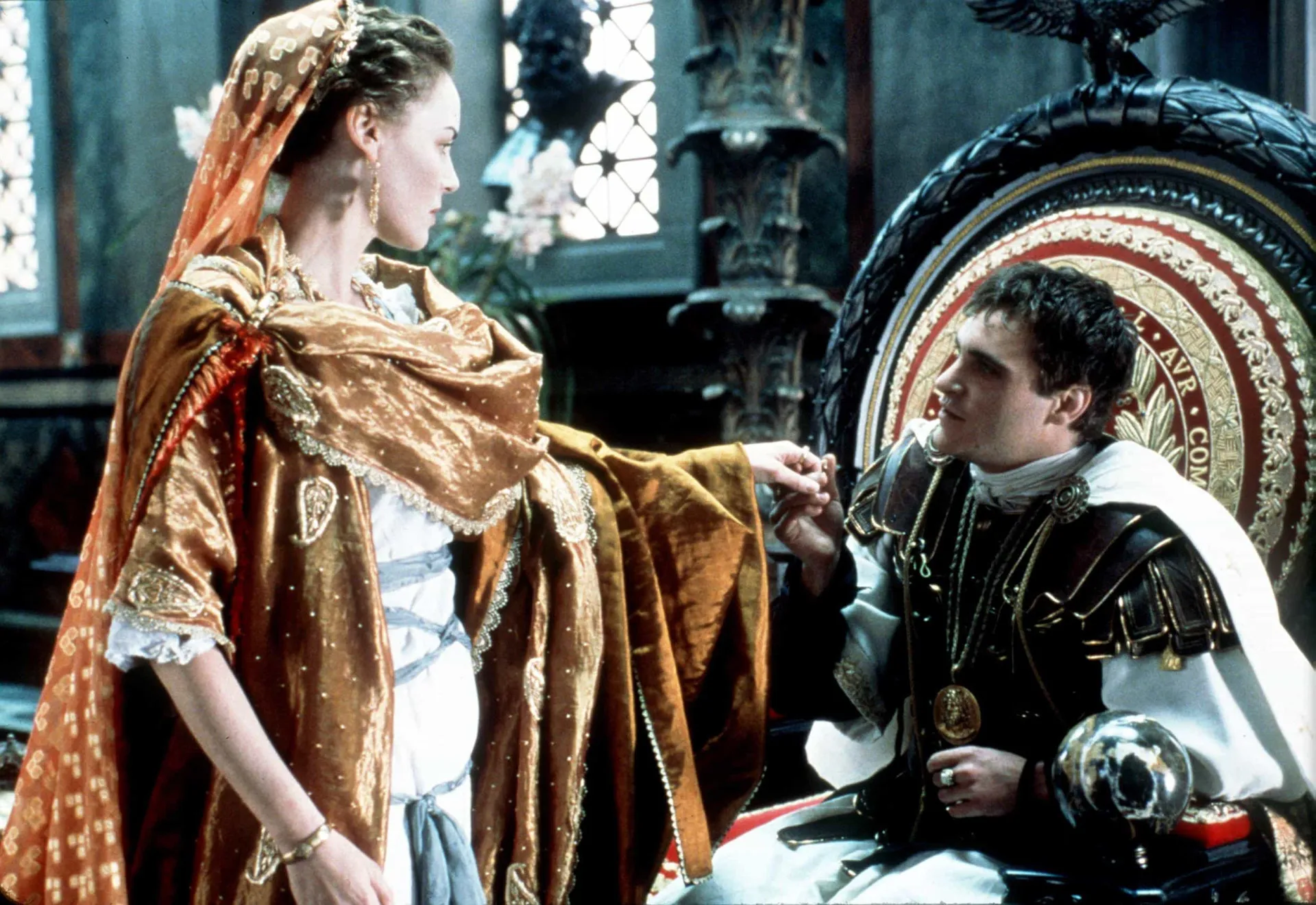 Joaquin Phoenix como o Imperador Commodus no filme 'Gladiador', com uma expressão de arrogância e crueldade.