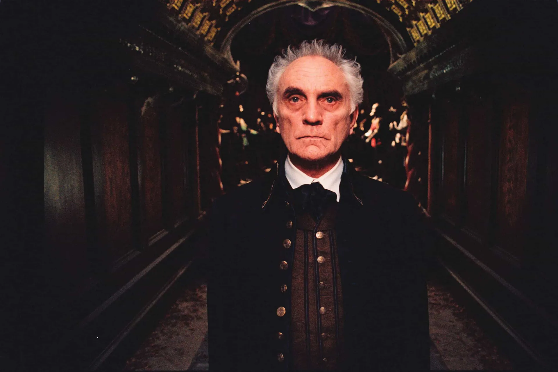 Terence Stamp como General Zod no filme 'Superman', com um olhar frio e determinado.